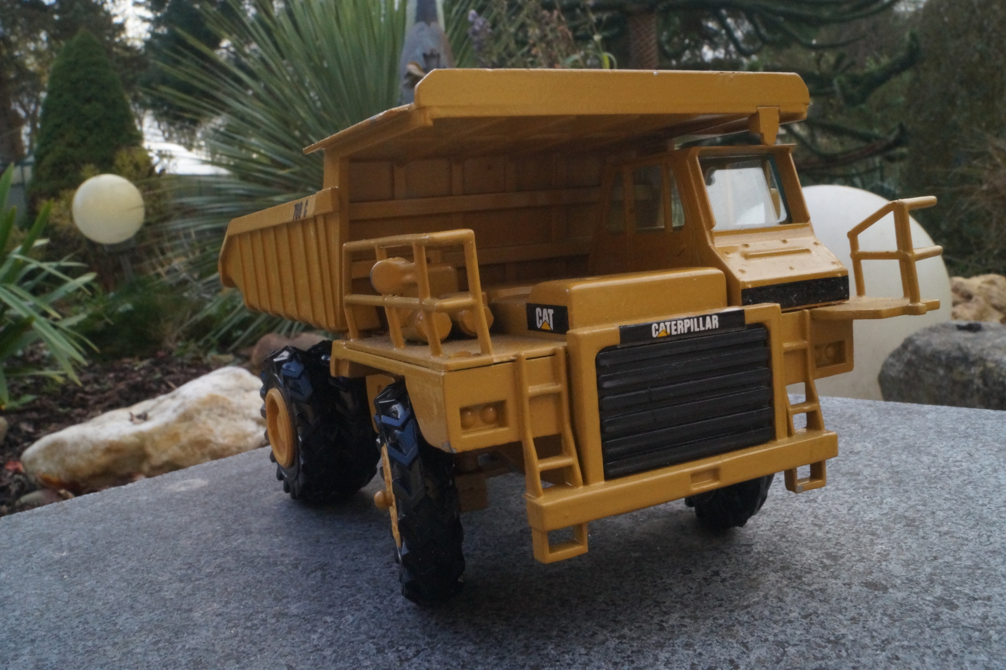 222- NZG - CAT 769 C  Muldenkipper