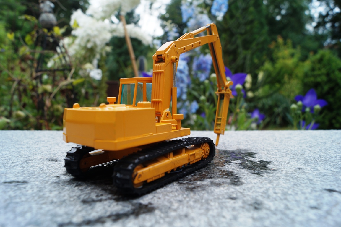 Eder Bagger mit Hammer