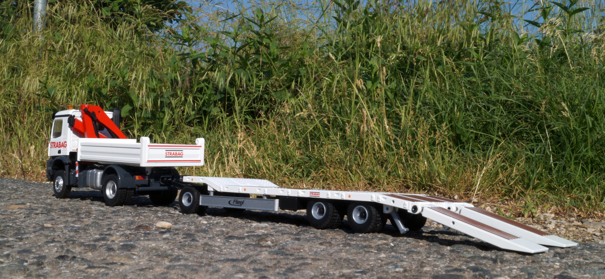 78229-1 -Thommys - Mercedes Benz Arocs  2achs Kipper mit Ladekran und Tiefladeanhänger 3achs "STRABAG"