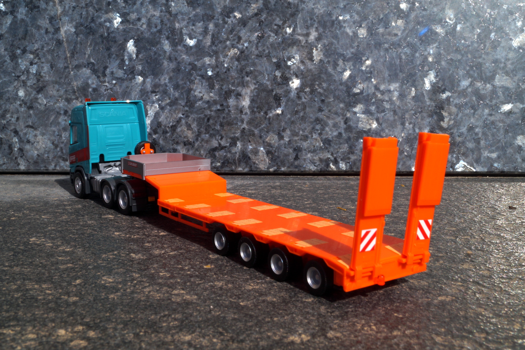 314220 -Herpa  - Scania CR 20 HD 6x4 Semitieflade-Sattelzug „Gruber“ (Italien/Auer)