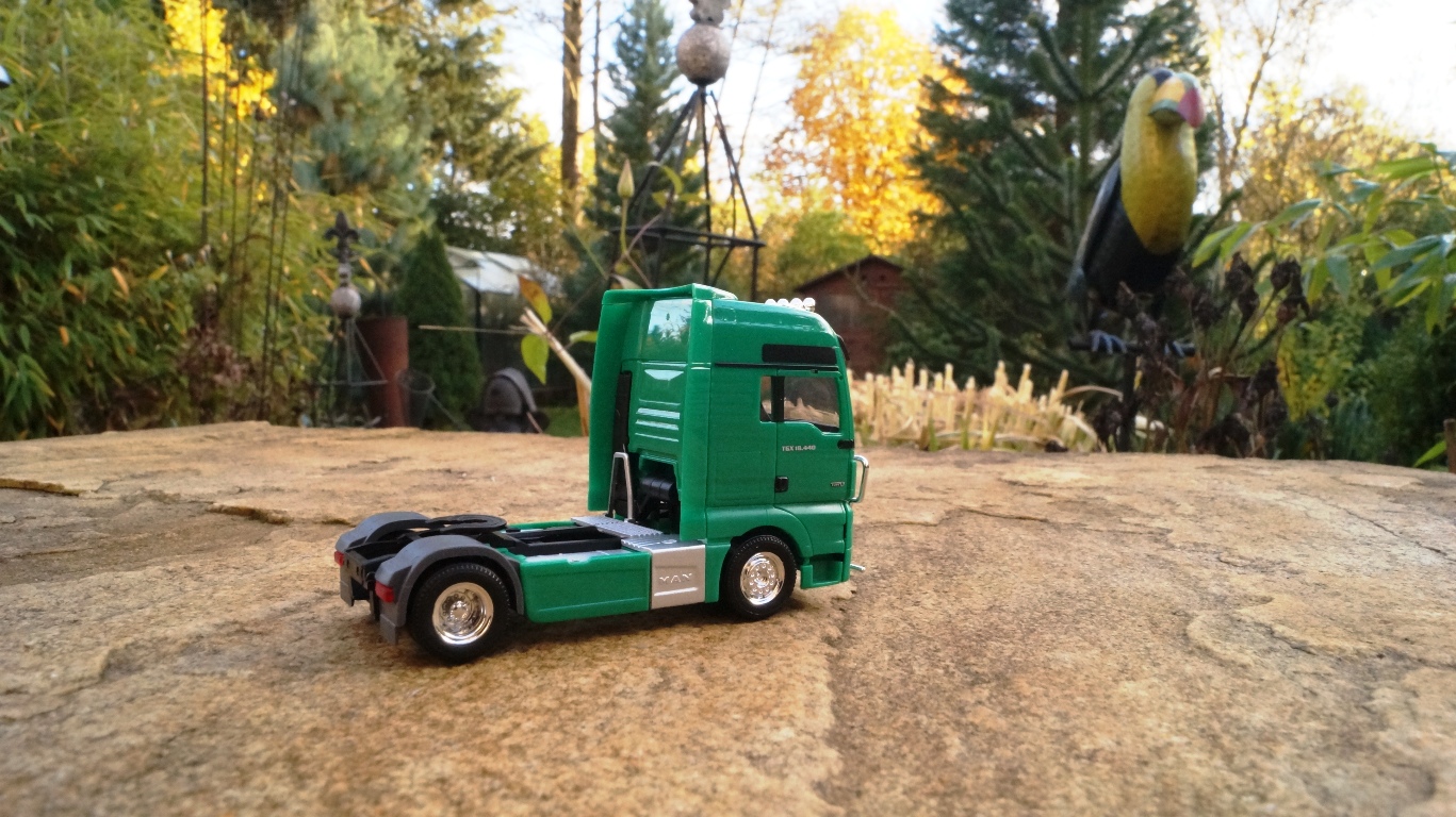 302029-5 - Herpa - MAN TGX XXL Euro 6 Zugmaschine mit Rammschutz und Lampenbügel, minzgrün