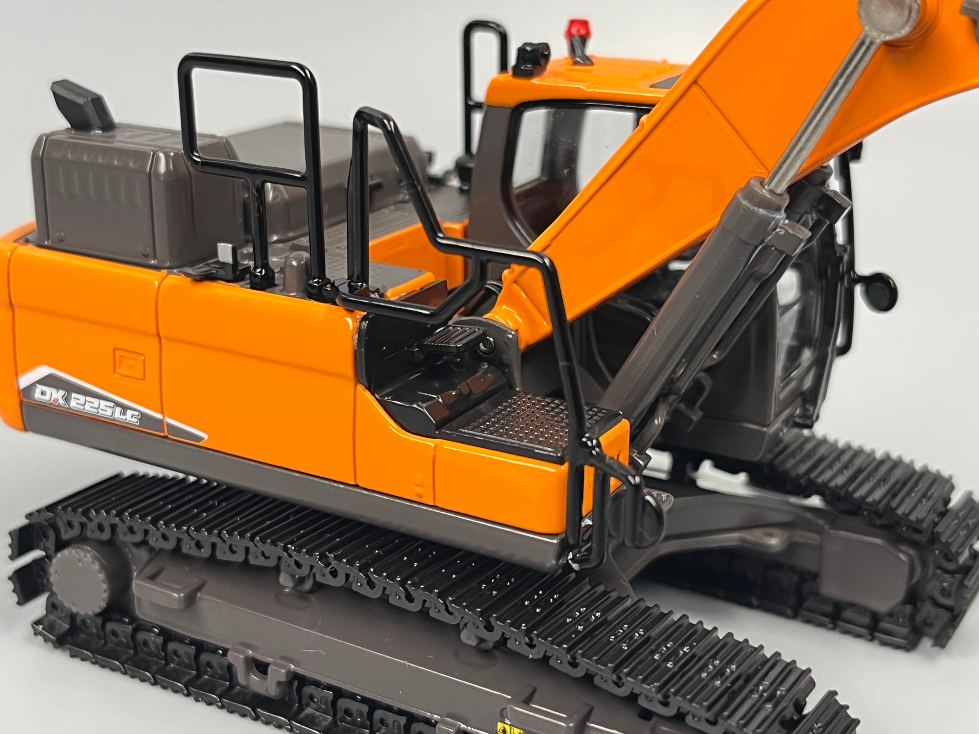 16-1040 -IMC - Develon DX 225 Kettenbagger