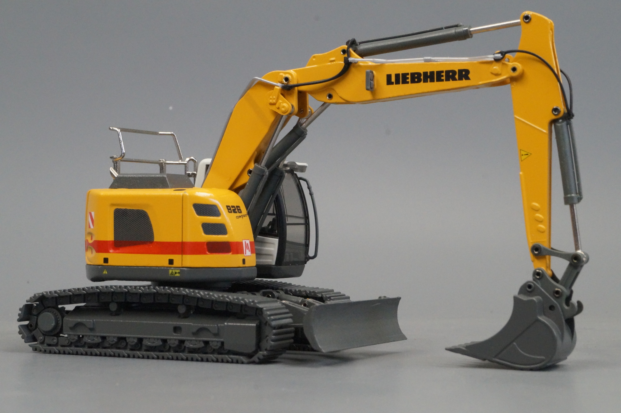 2204-7 - Conrad - Liebherr R 926 Compact Raupenbagger mit Verstellausleger  "Markgraf"