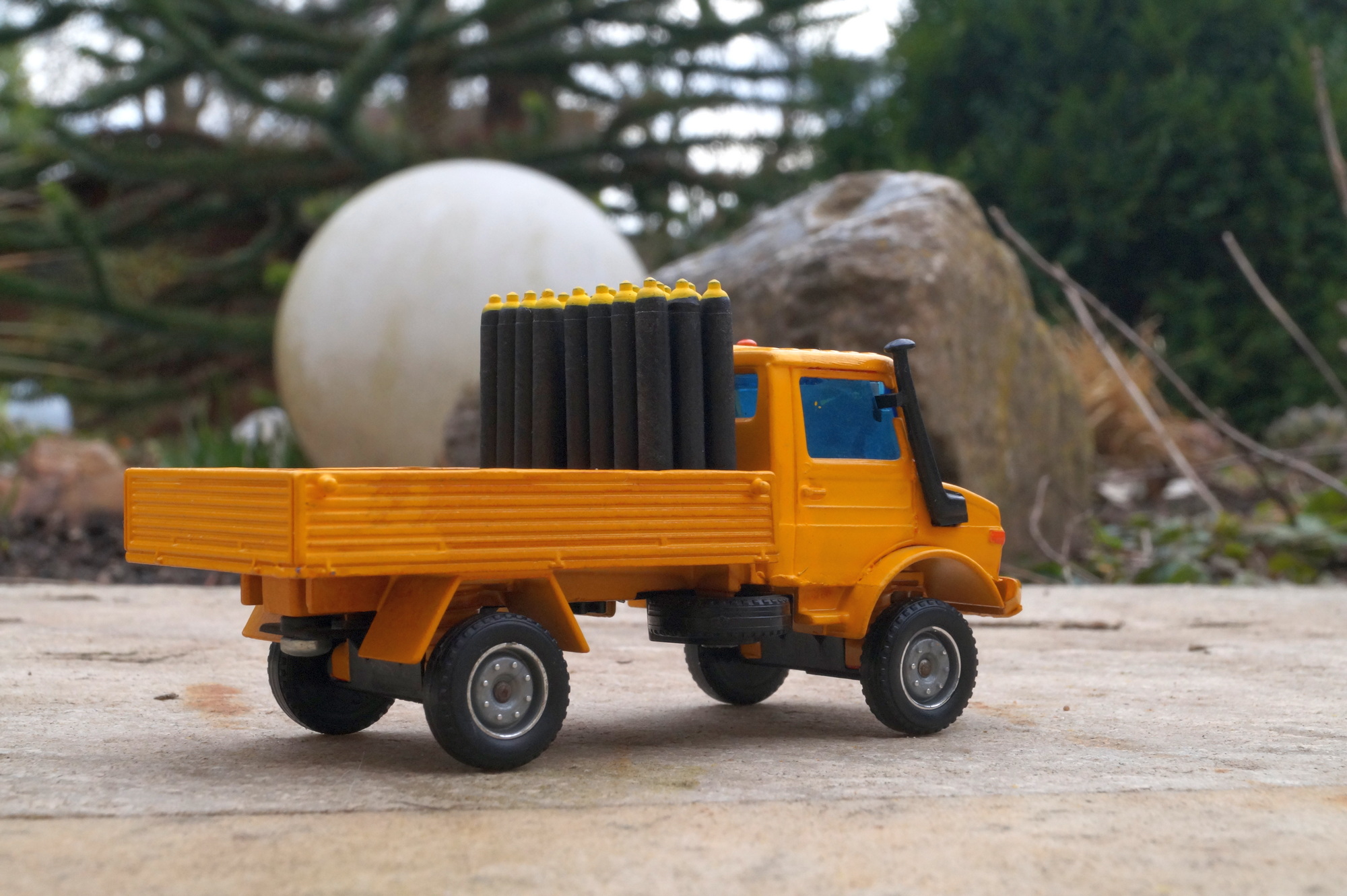 Mercedes Unimog 2achs mit Gasflaschen