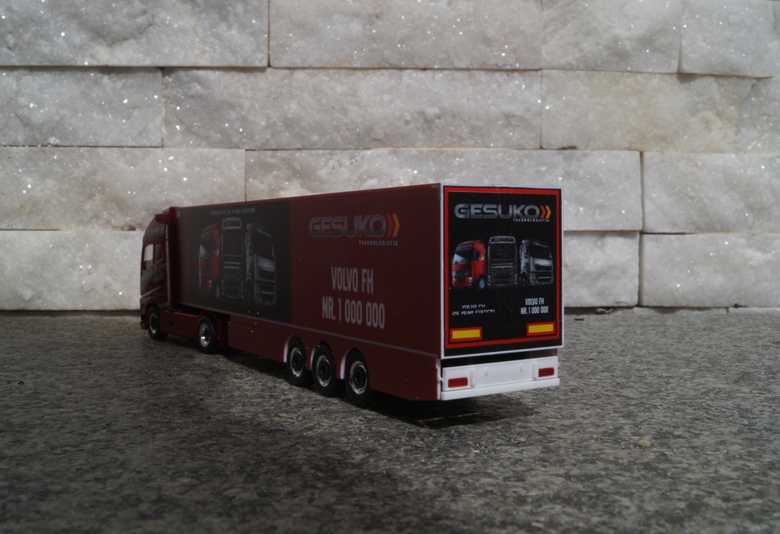 310024 - Herpa  - Volvo FH GL XL Kühlkoffer-Sattelzug "Gesuko / der 1.000.000ste Volvo"