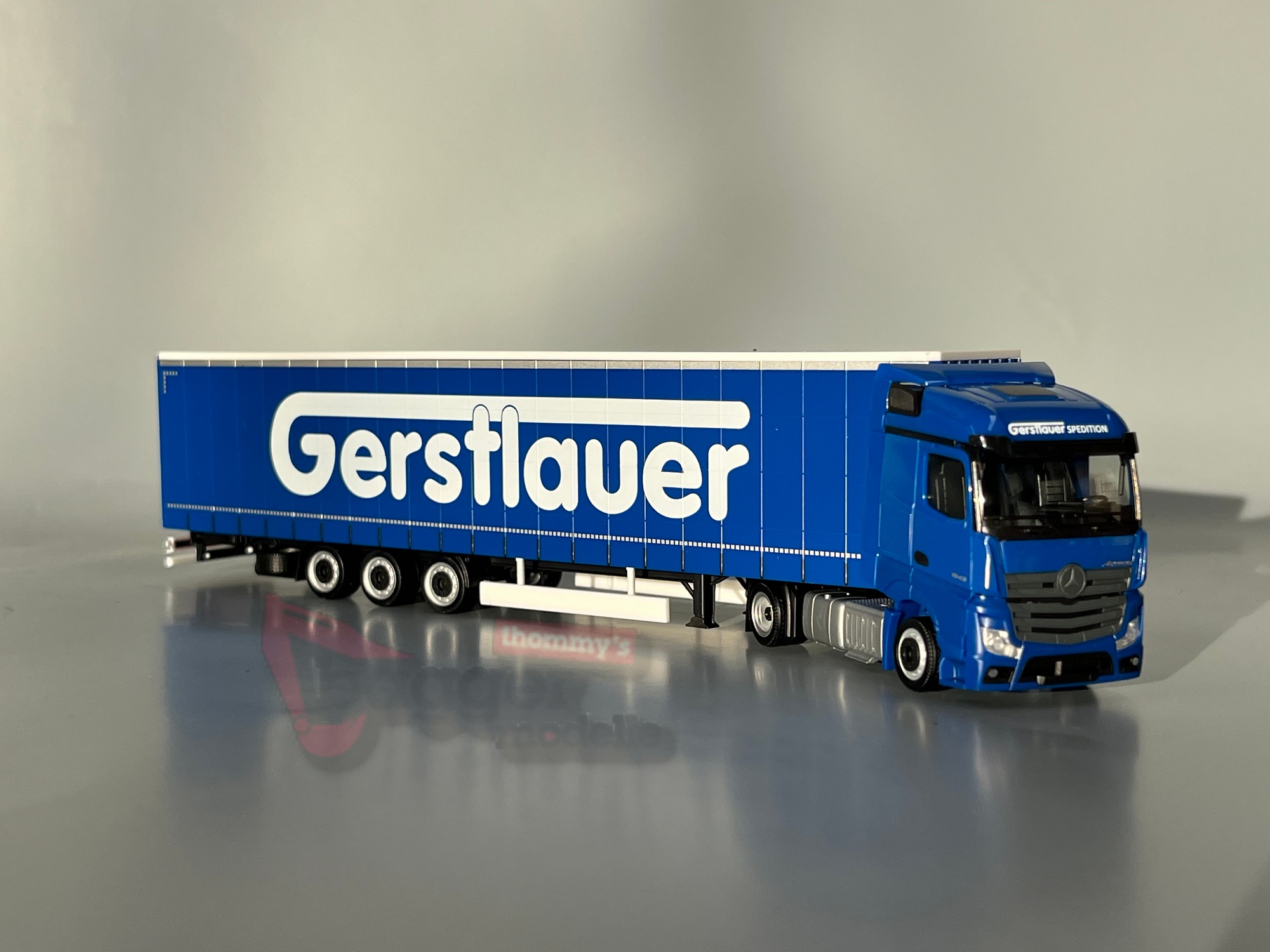 962544 - Herpa - Mercedes-Benz Actros `18 StreamSpace Lowliner-Sattelzug 15m "Gerstlauer"