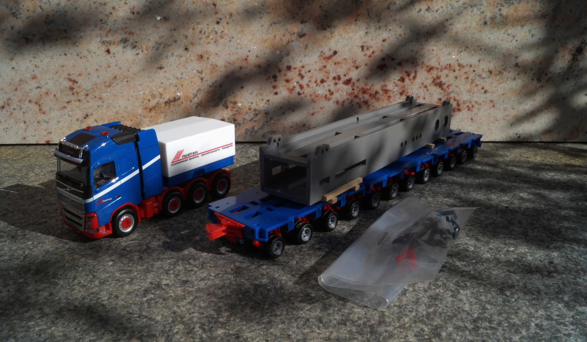 312158 - Herpa - Volvo FH16 Gl. 8x4 Modulzug mit Ladung -Behelfsbrücke- "Riwatrans