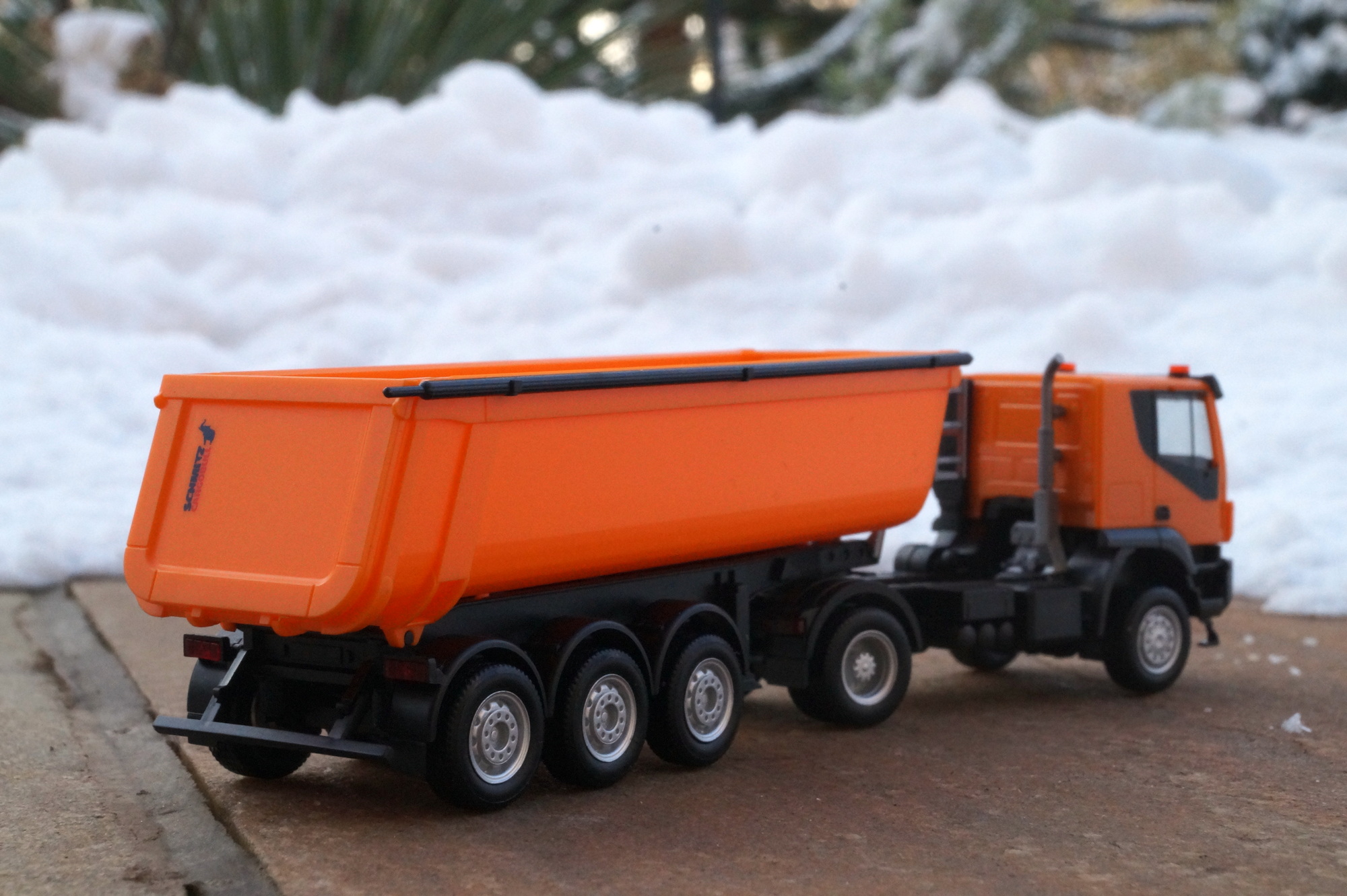 315111 - Herpa - Iveco  Trakker mit Schmitz Cargobull Kipp-Sattelzug mit Stahlmulde, kommunalorange