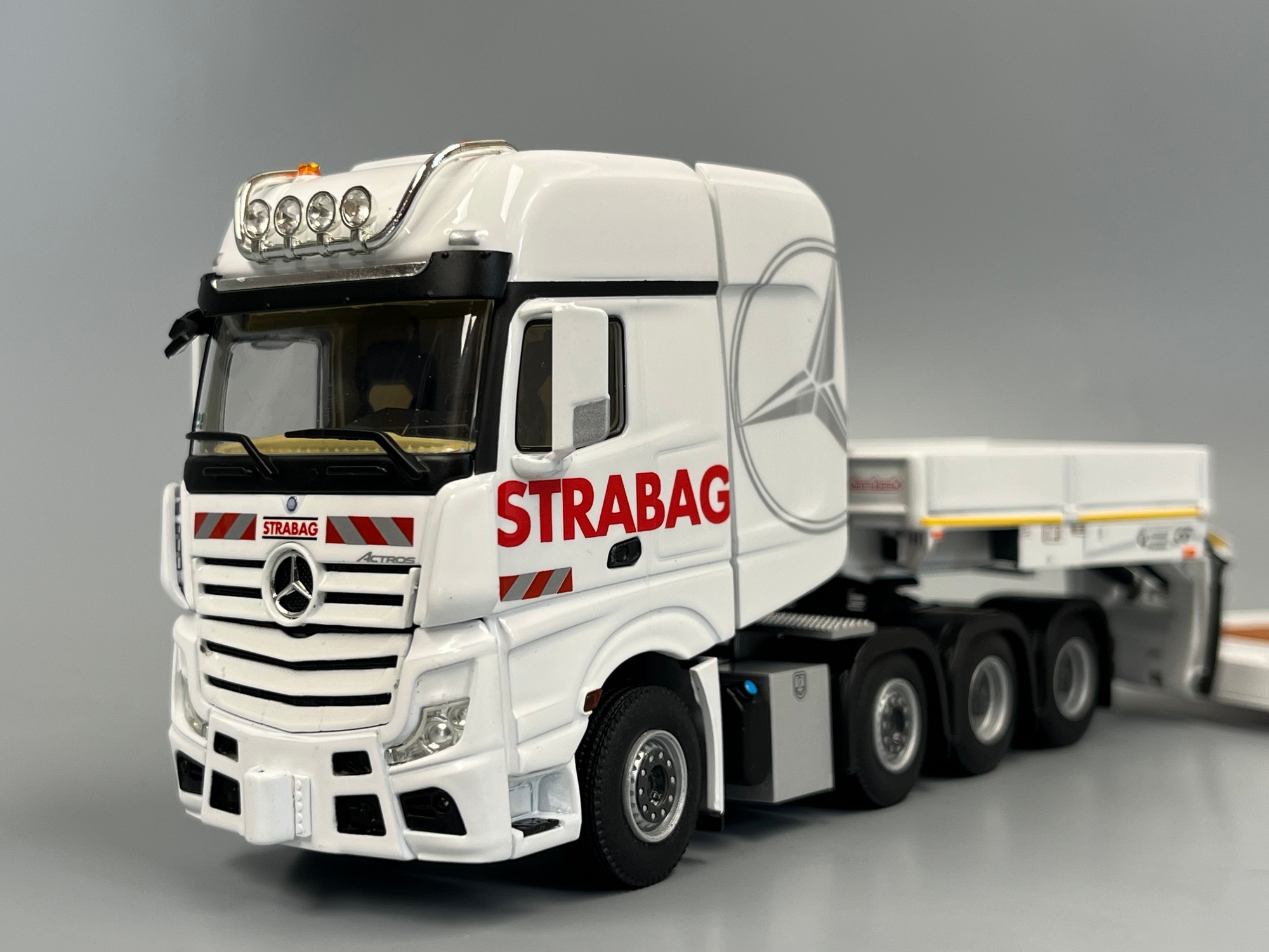 02-3887 -Thommy´s - Mercedes Benz Actros MP5 SLT Giga Space 8X4  Tieflader 4 achs  "Strabag"