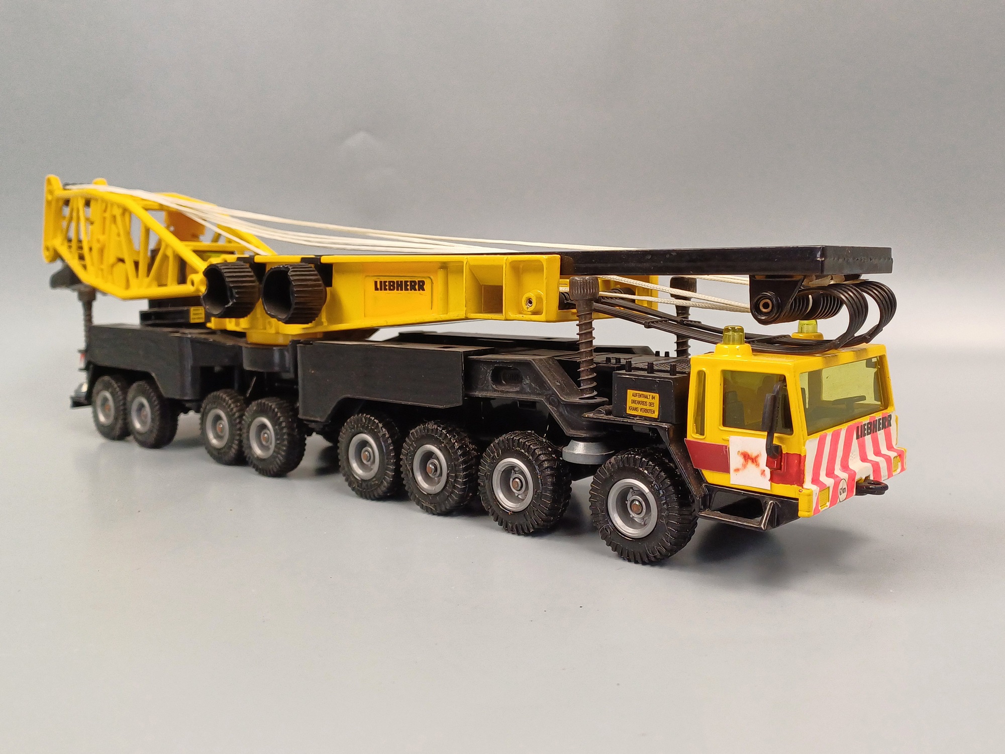 Liebherr  Kran 8 achsig Siku Modell