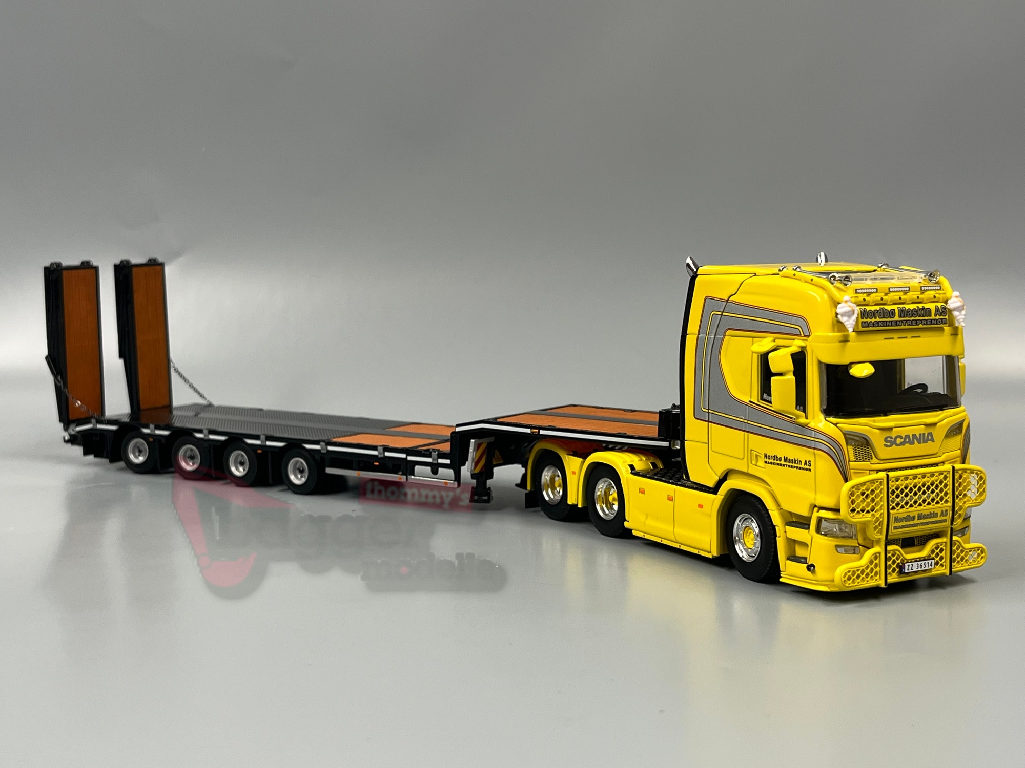 01-4875 - WSI - Scania R Highline CR 20H 6x4 Semi Tieflader mit Rampen " Nordbø Maskin  -Nor