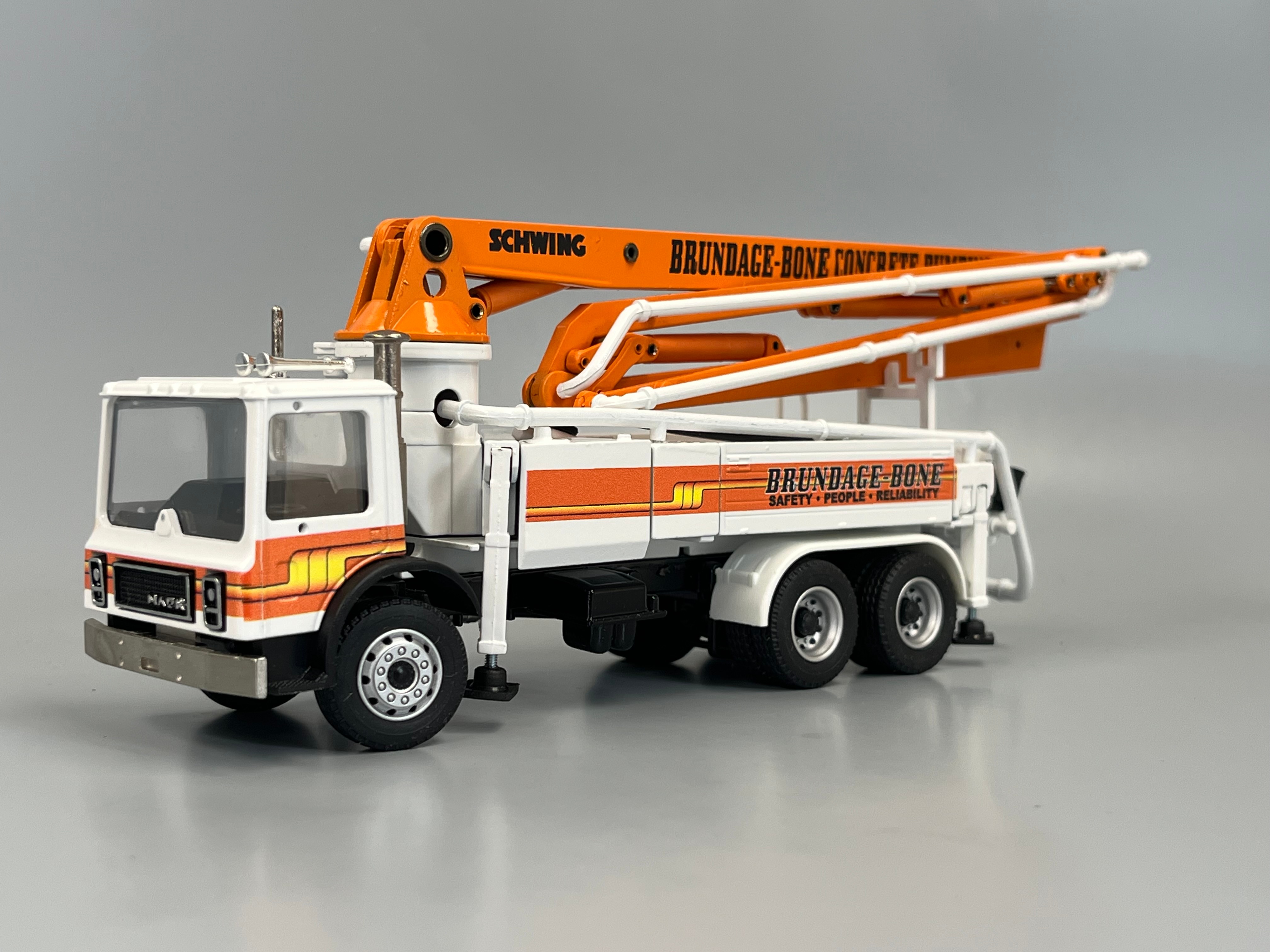 36225-1 -Conrad -Mack Schwing S36X Betonpumpe "Brundage Bone"