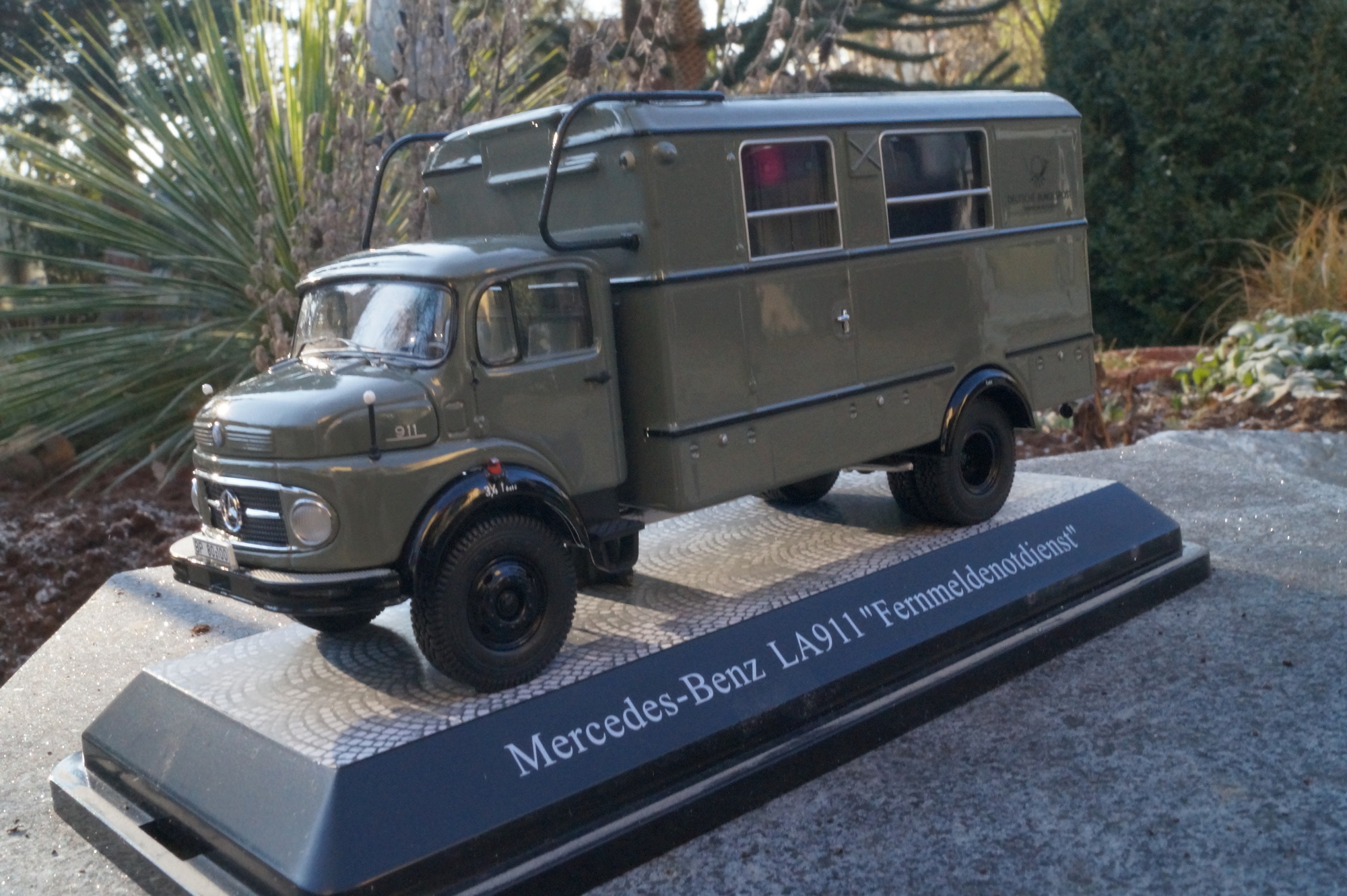 22-1010 - Schuco -  Mercedes Benz LA 911  LKW "Fernmeldenotdienst" Deutsche Post