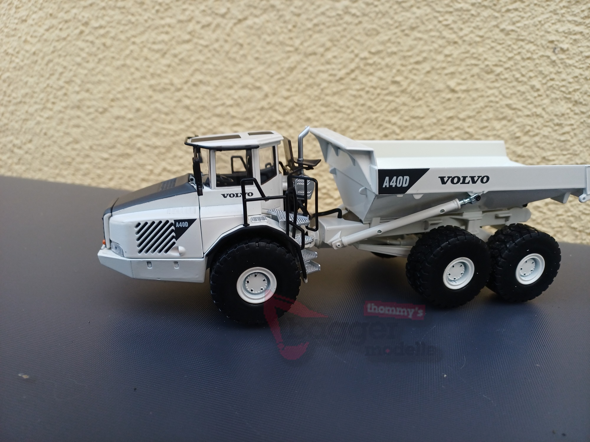 30091 - Motorart - Volvo A 40D Muldenkipper "weiß"