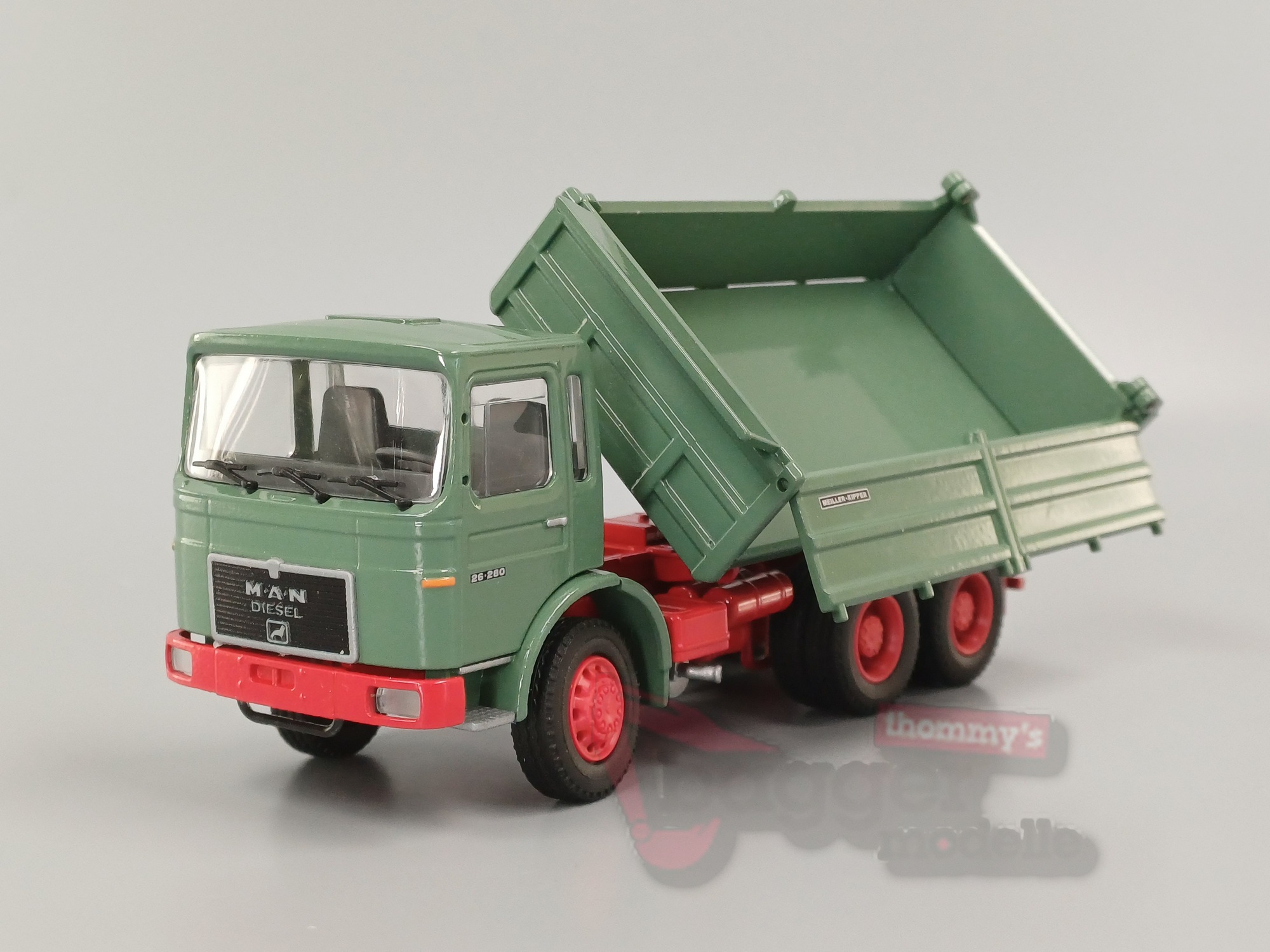 1061-1 - Conrad - MAN F8 Diesel 3 achs Dreiseitenkipper grün