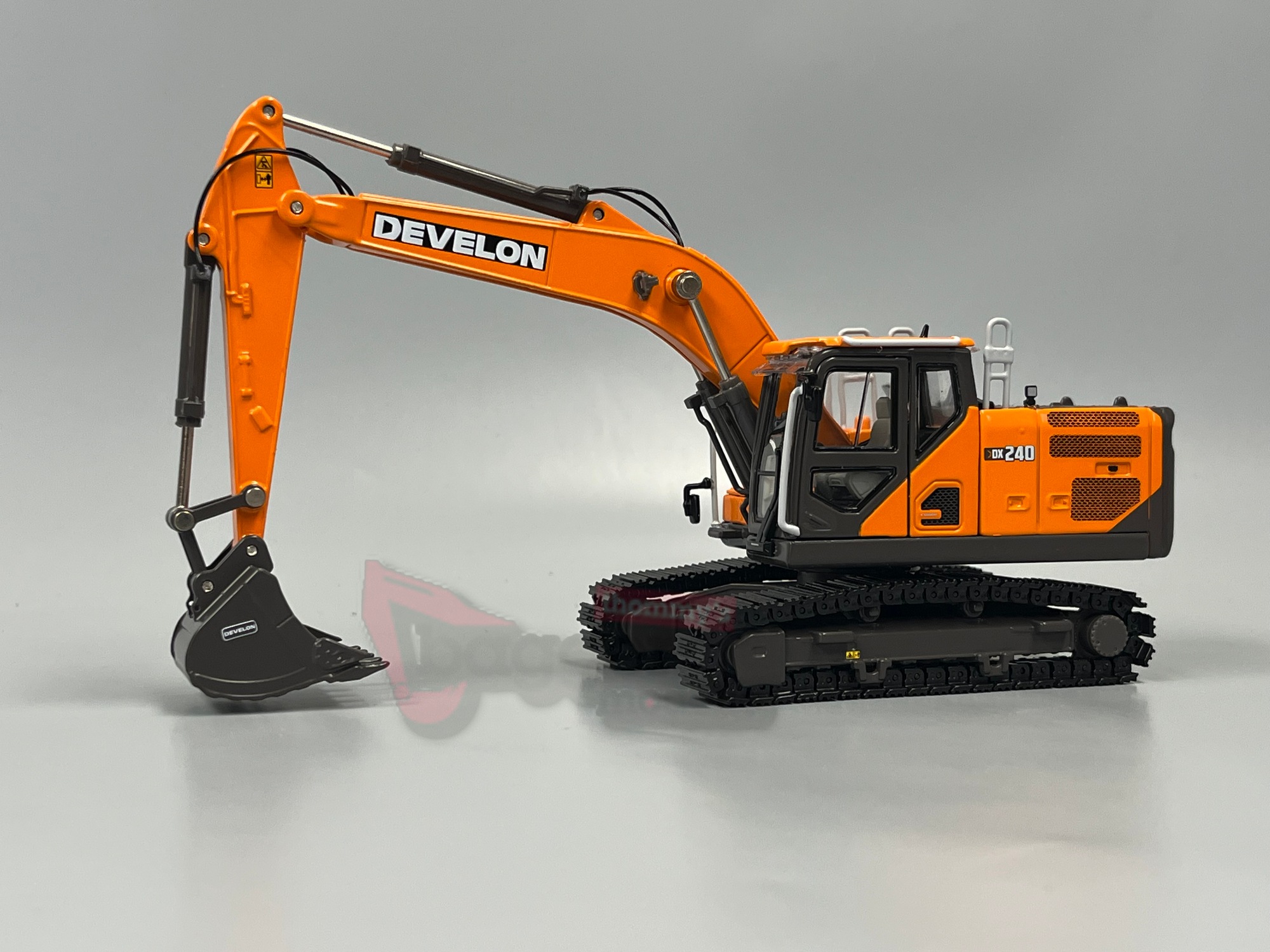 16-1041 -IMC- Develon DX 240 Kettenbagger