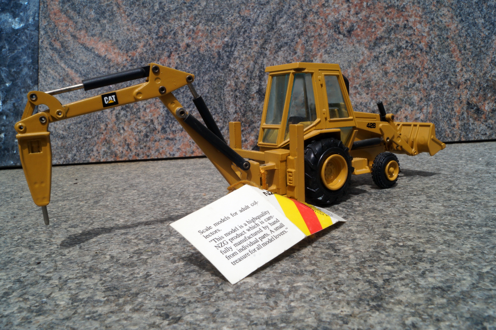 288 - NZG - CAT 428 Baggerlader mit Schaufel und Meißel