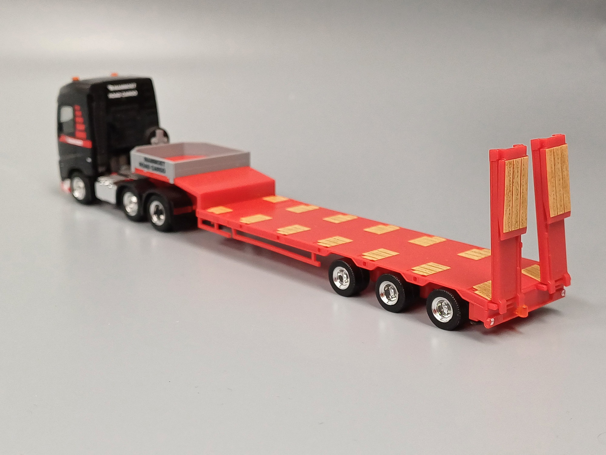 318358 - Herpa - Volvo FH GL 2020 Semitieflade-Sattelzug "Mammoet Road Cargo"