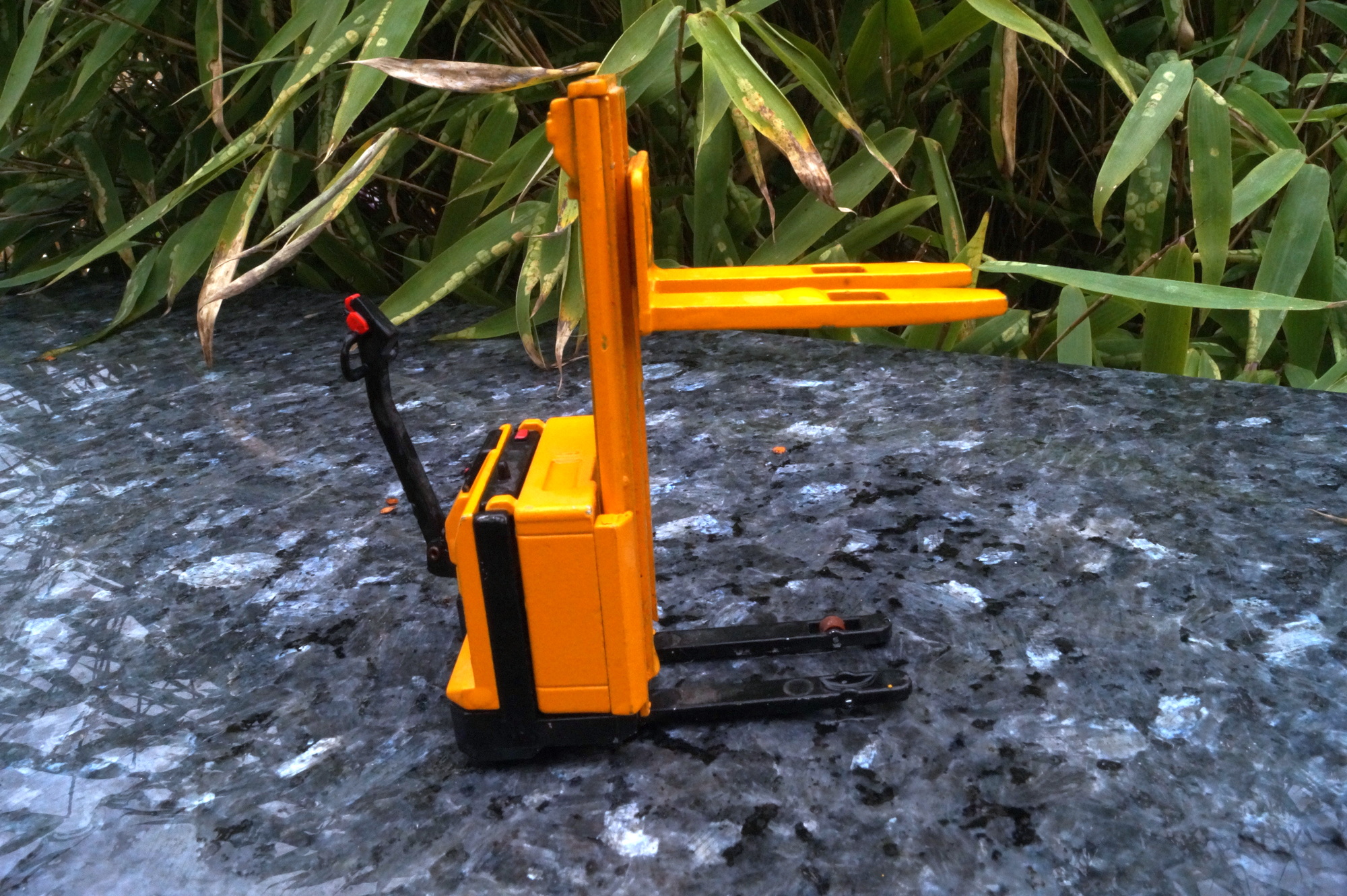 2846 - Conrad - Jungheinrich Stapler defekt  1:25