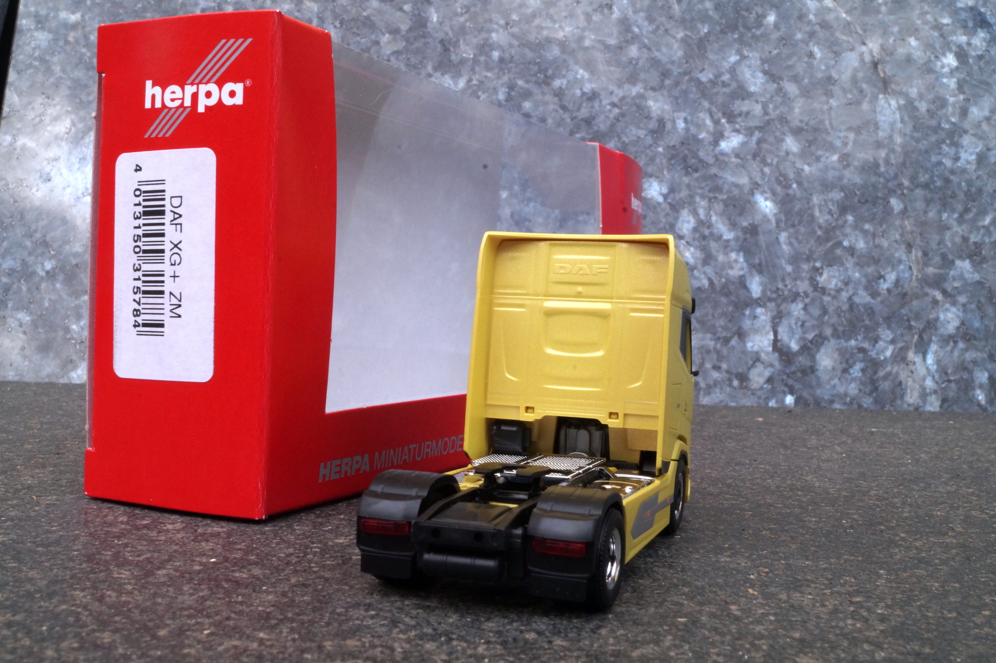 315784 - Herpa - DAF XG+ Zugmaschine, tuscan yellow metallic