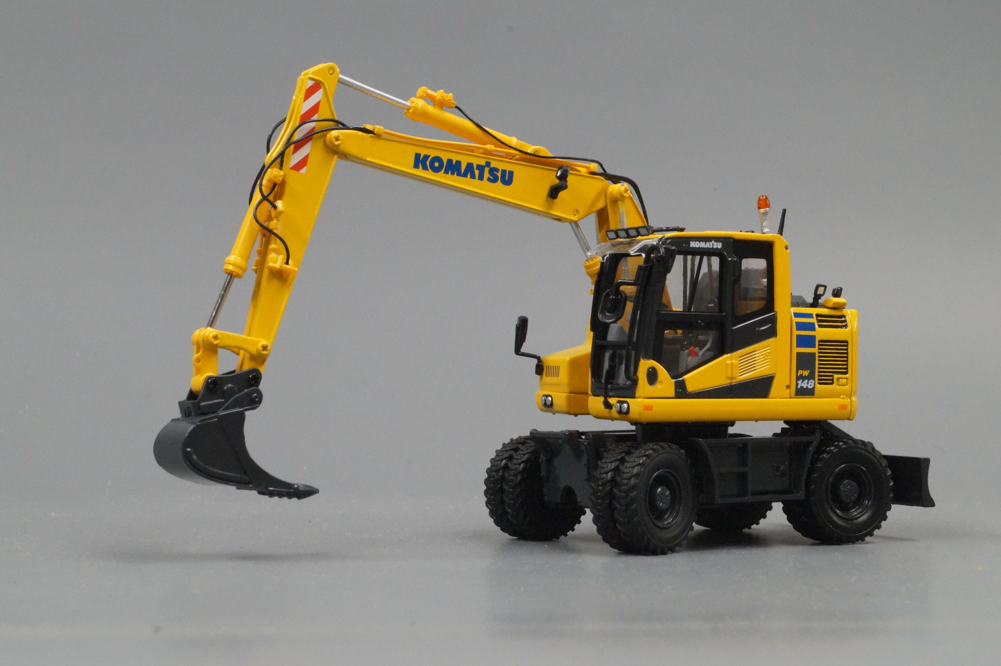 UH - 8162 - Komatsu PW 148-11 Mobilbagger mit Greifer und Löffel