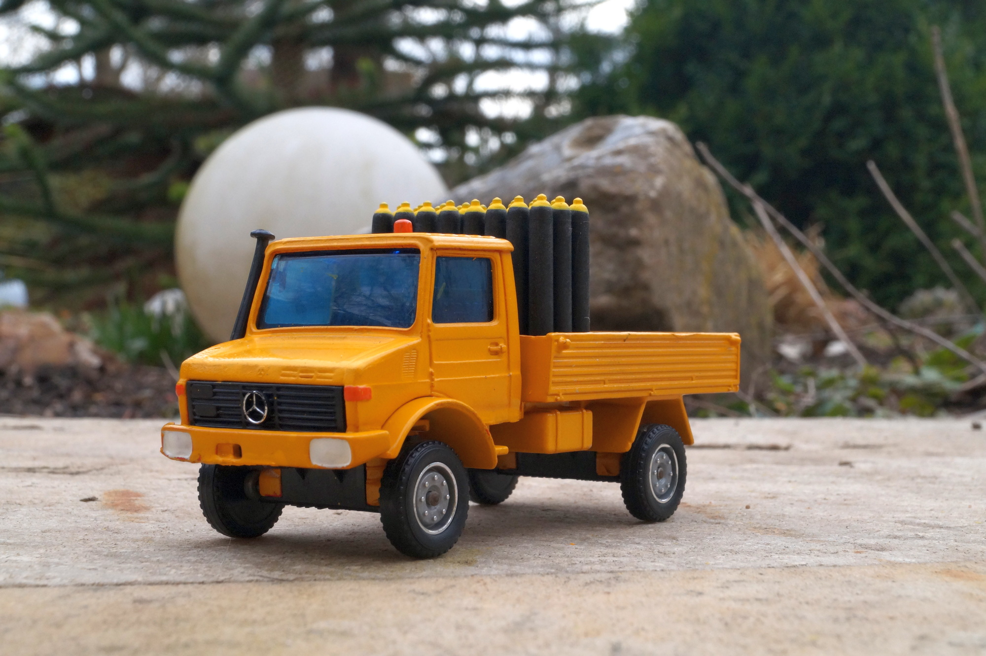 Mercedes Unimog 2achs mit Gasflaschen