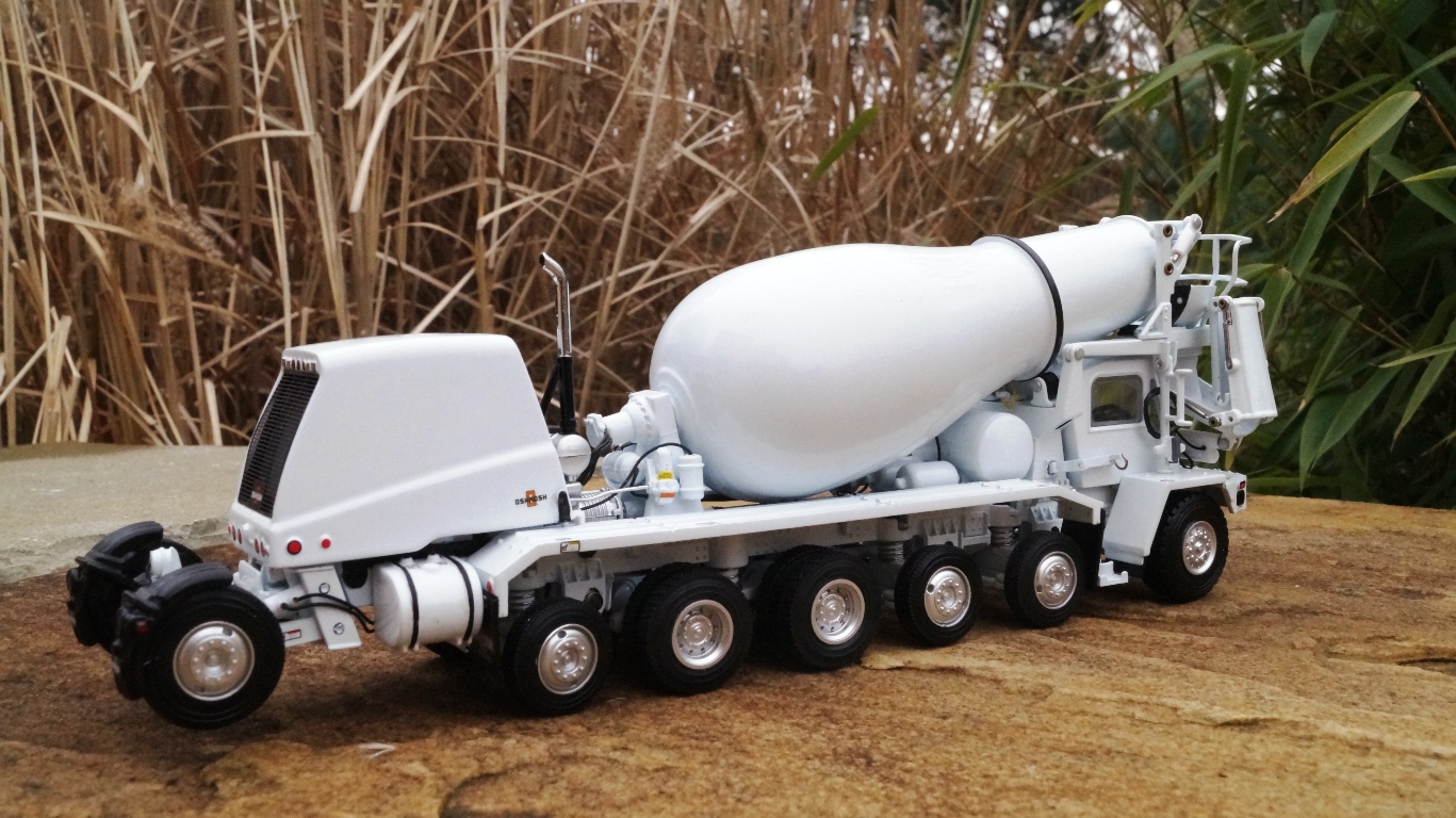 Oshkosh - 7achs S-Serie -Carew Concrete & Supply Co.- - Betonmischer  weiß