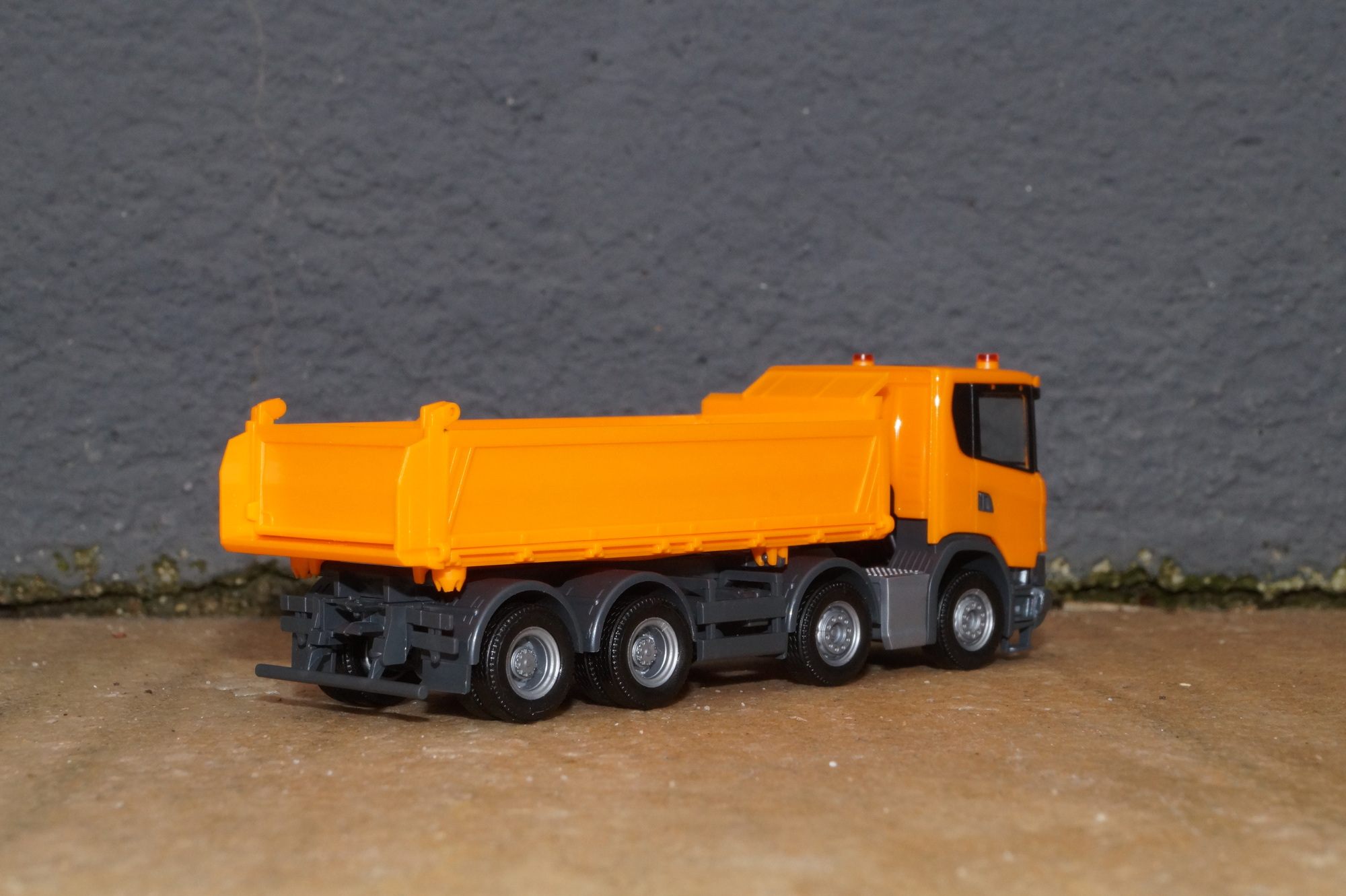 316996 - Herpa -Scania XT17 Meiler 3-Seitenkipper, kommunalorange