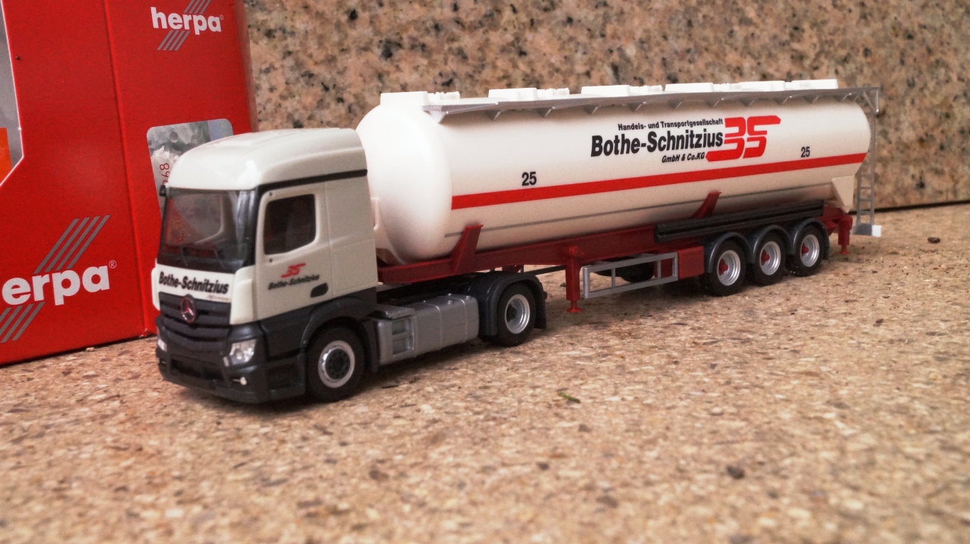 306331 - Herpa  - Mercedes-Benz Actros Streamspace 2.3 ADR-Silo-Sattelzug "Bothe-Schnitzius"