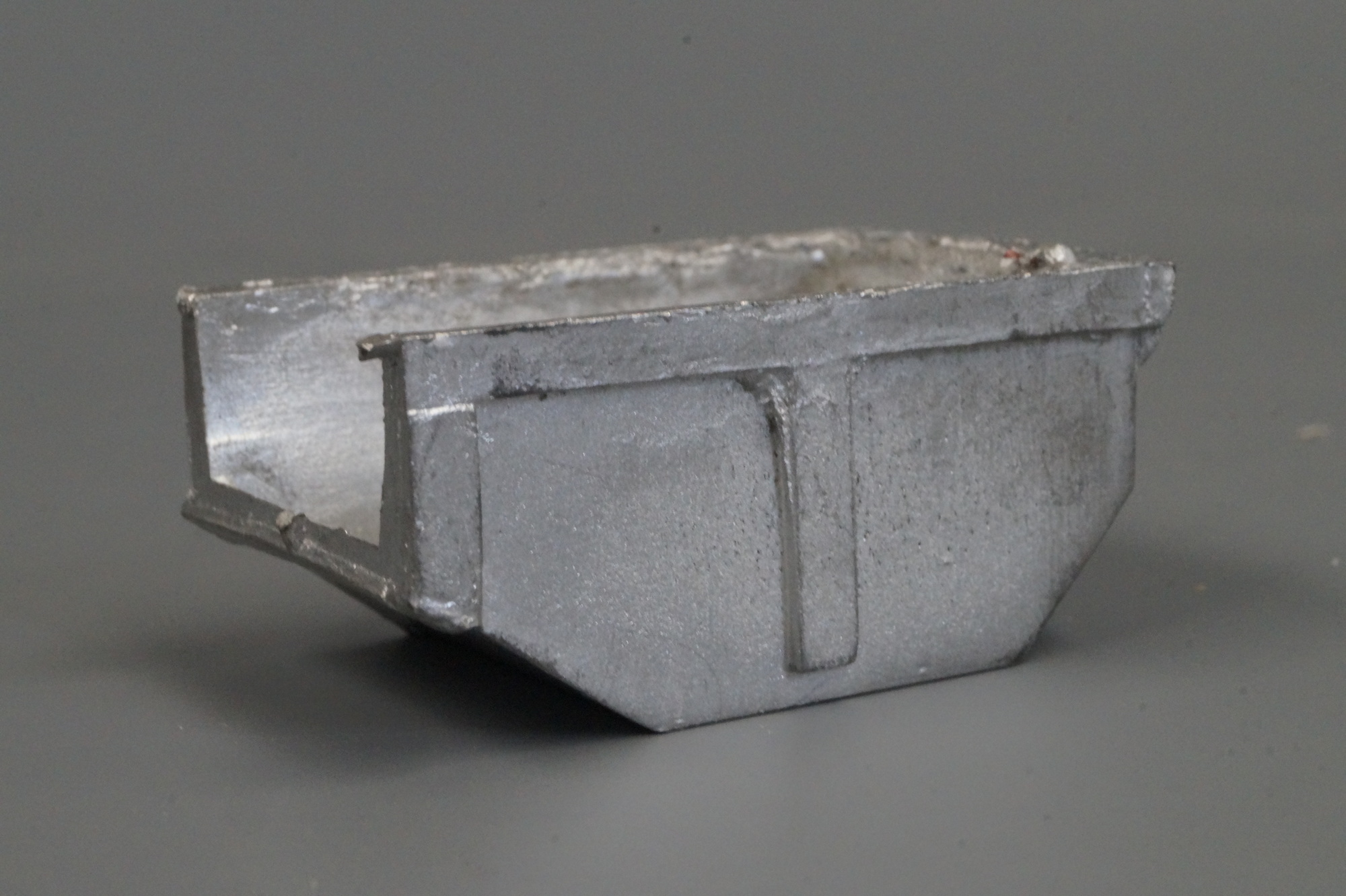 Zubehör  Abfallcontainer aus Zinkguß unlackiert