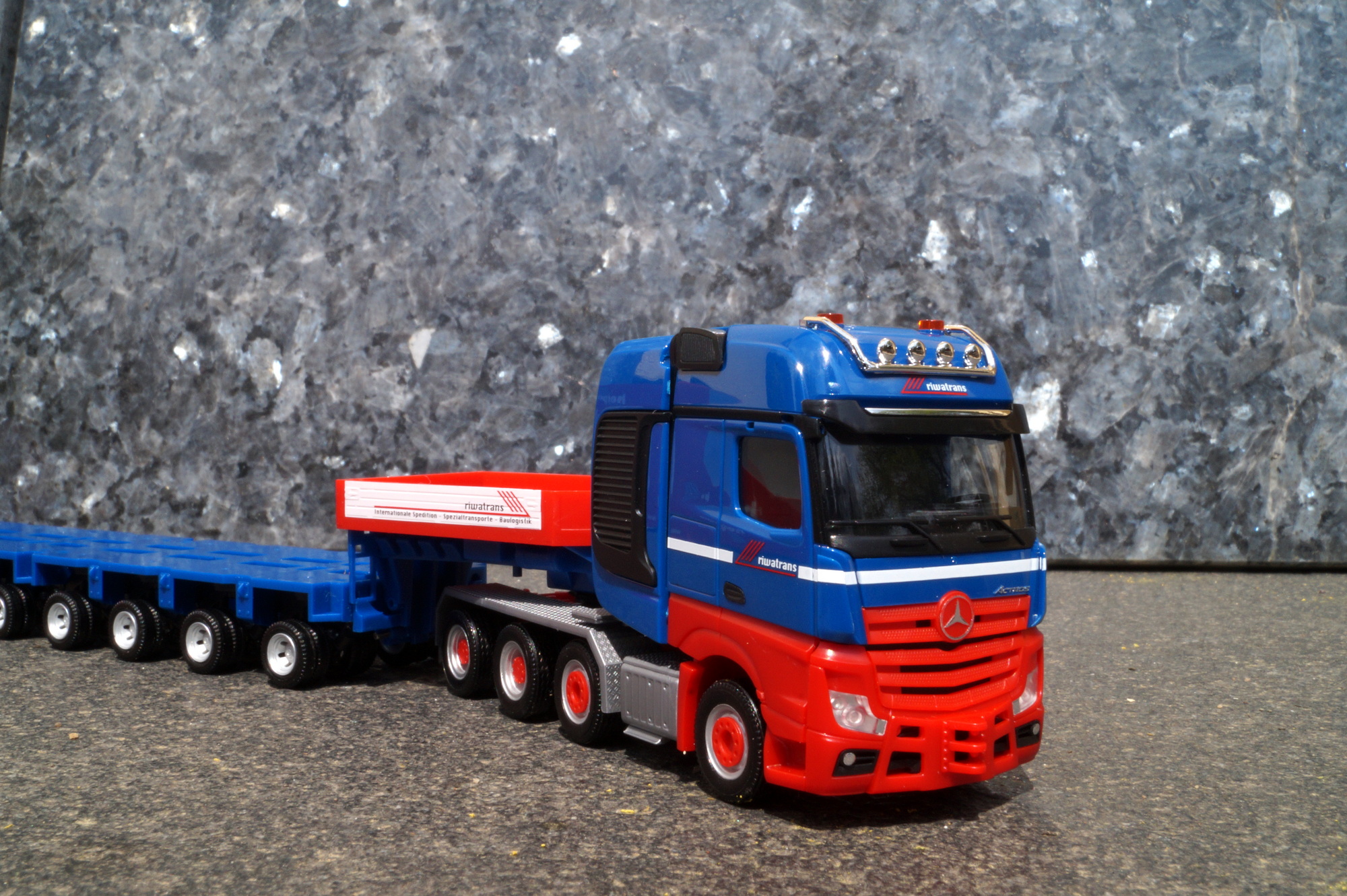 315883 - Herpa -Mercedes-Benz Actros Gigaspace `18 Schwerlast-Sattelzug "Riwatrans"