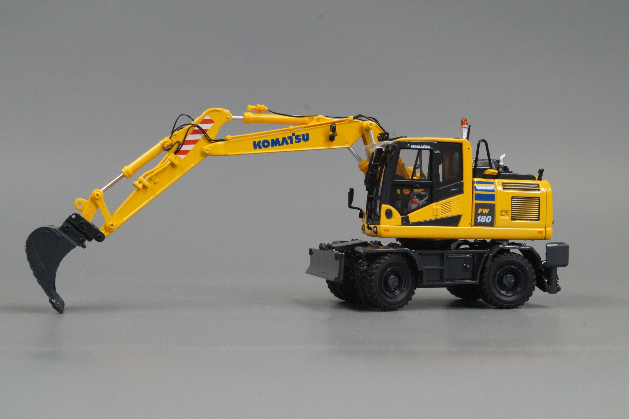 UH - 8163 - Komatsu  PW 180-11 Mobilbagger mit Hammer und Löffel