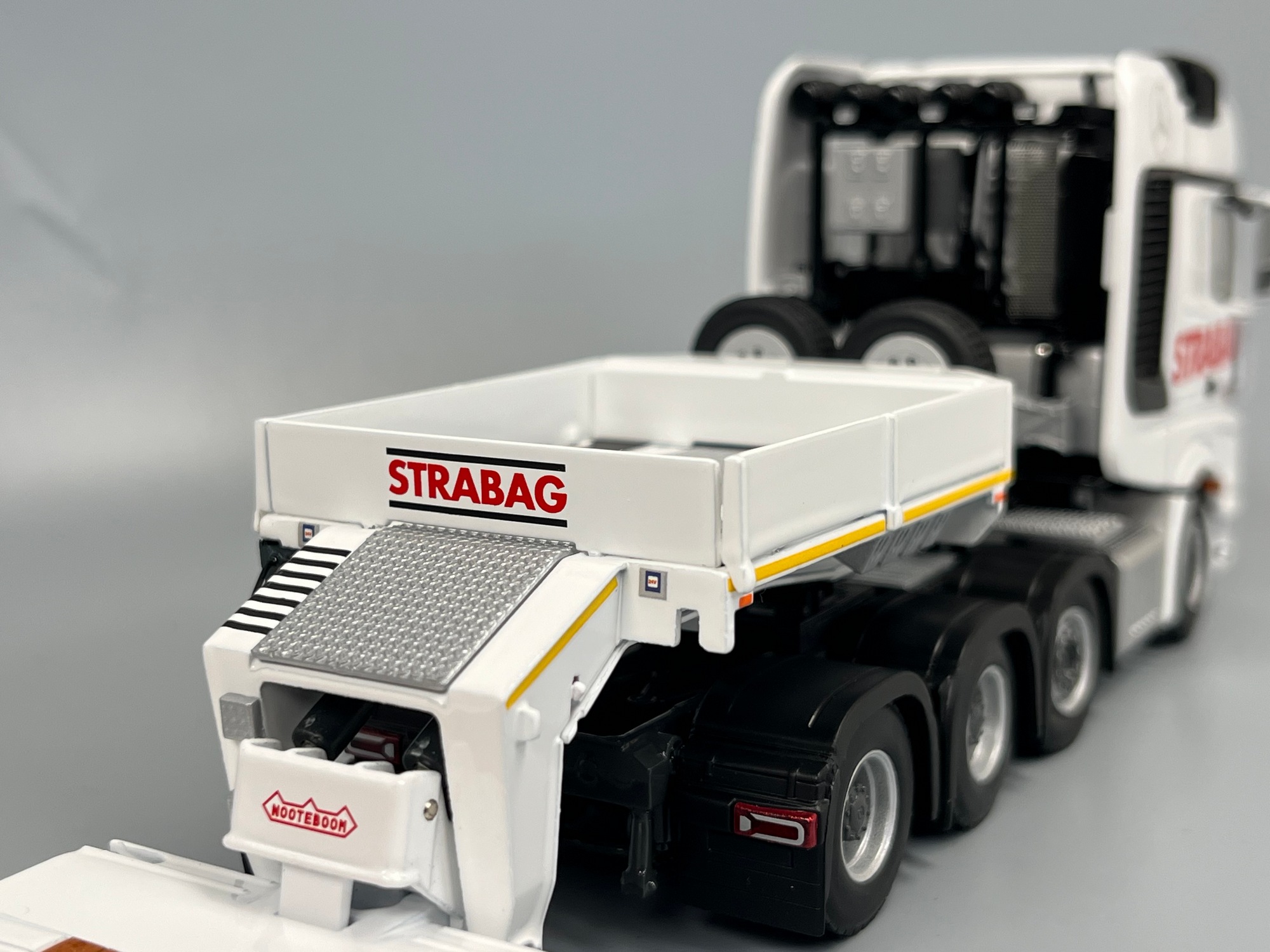02-3887 -Thommy´s - Mercedes Benz Actros MP5 SLT Giga Space 8X4  Tieflader 4 achs  "Strabag"