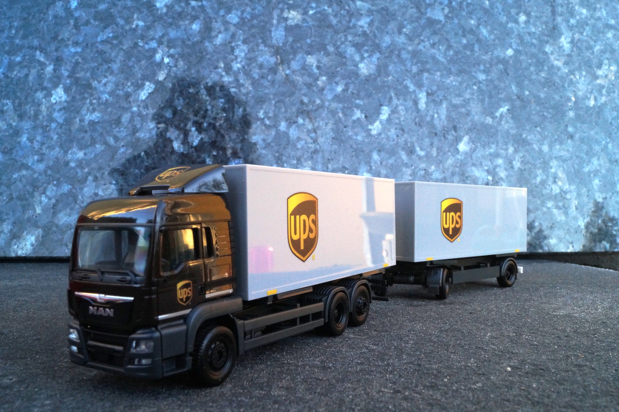 313667 - Herpa -MAN TGS LX Wechselkoffer-Hängerzug „UPS“
