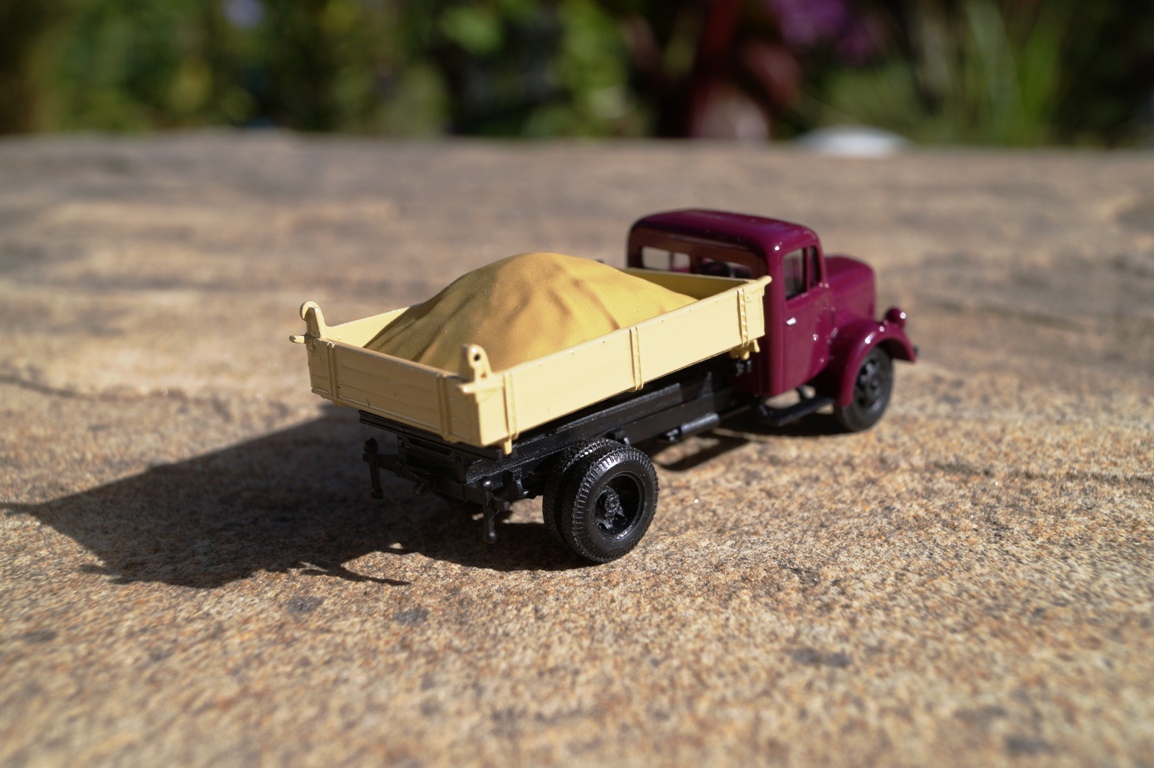 745741 - Herpa - Mercedes-Benz L 3000 Pritschen-LKW mit Ladung