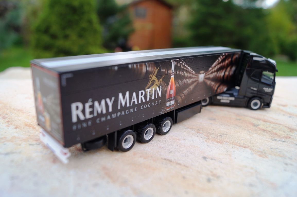 304504 - Herpa -Volvo FH GL XL Gardinenplanen Sattelzug "Remy Martin"