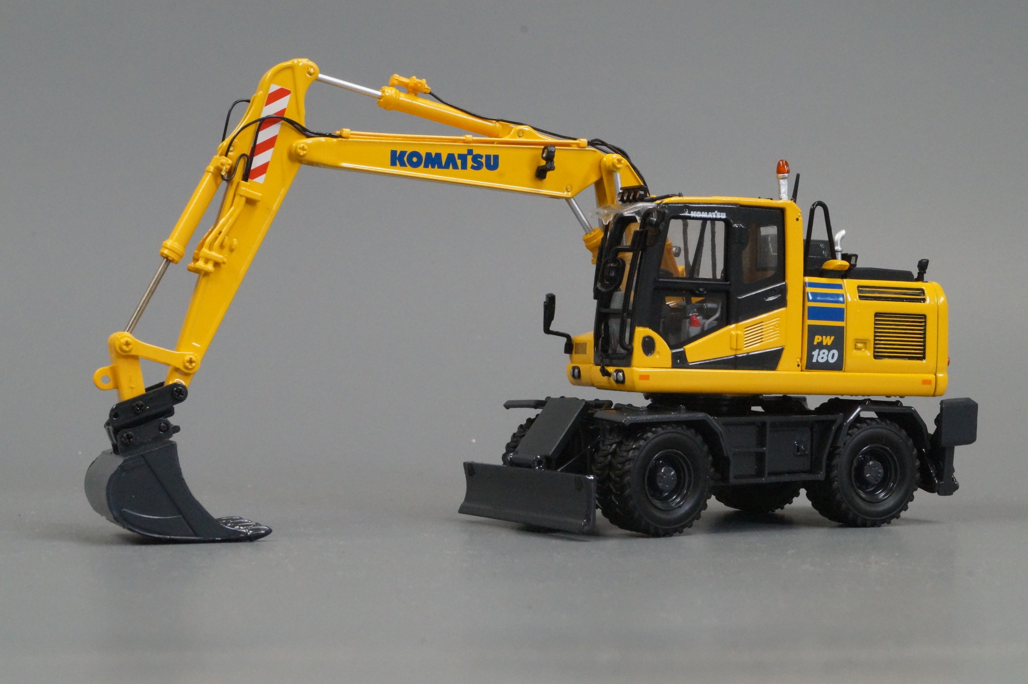 UH - 8163 - Komatsu  PW 180-11 Mobilbagger mit Hammer und Löffel
