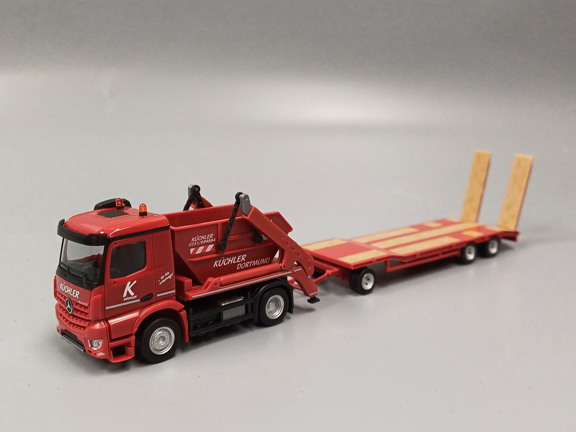 318396 - Herpa - Mercedes-Benz Arocs Absetzkipper AK12 mit TU3-Anhänger "Küchler"