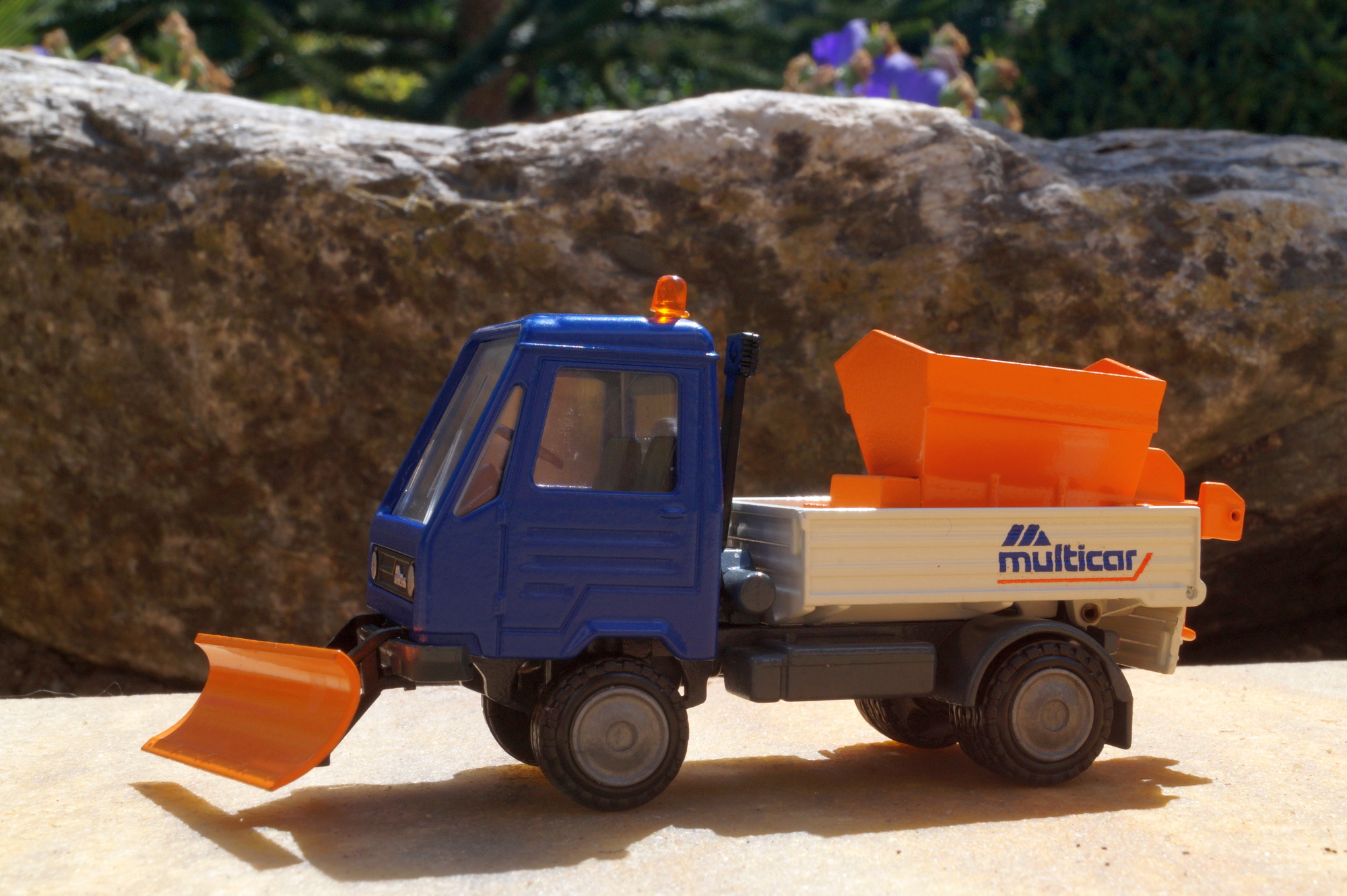 Multicar 2achs mit kippbarer Mulde und Streueinsatz Schild beweglich