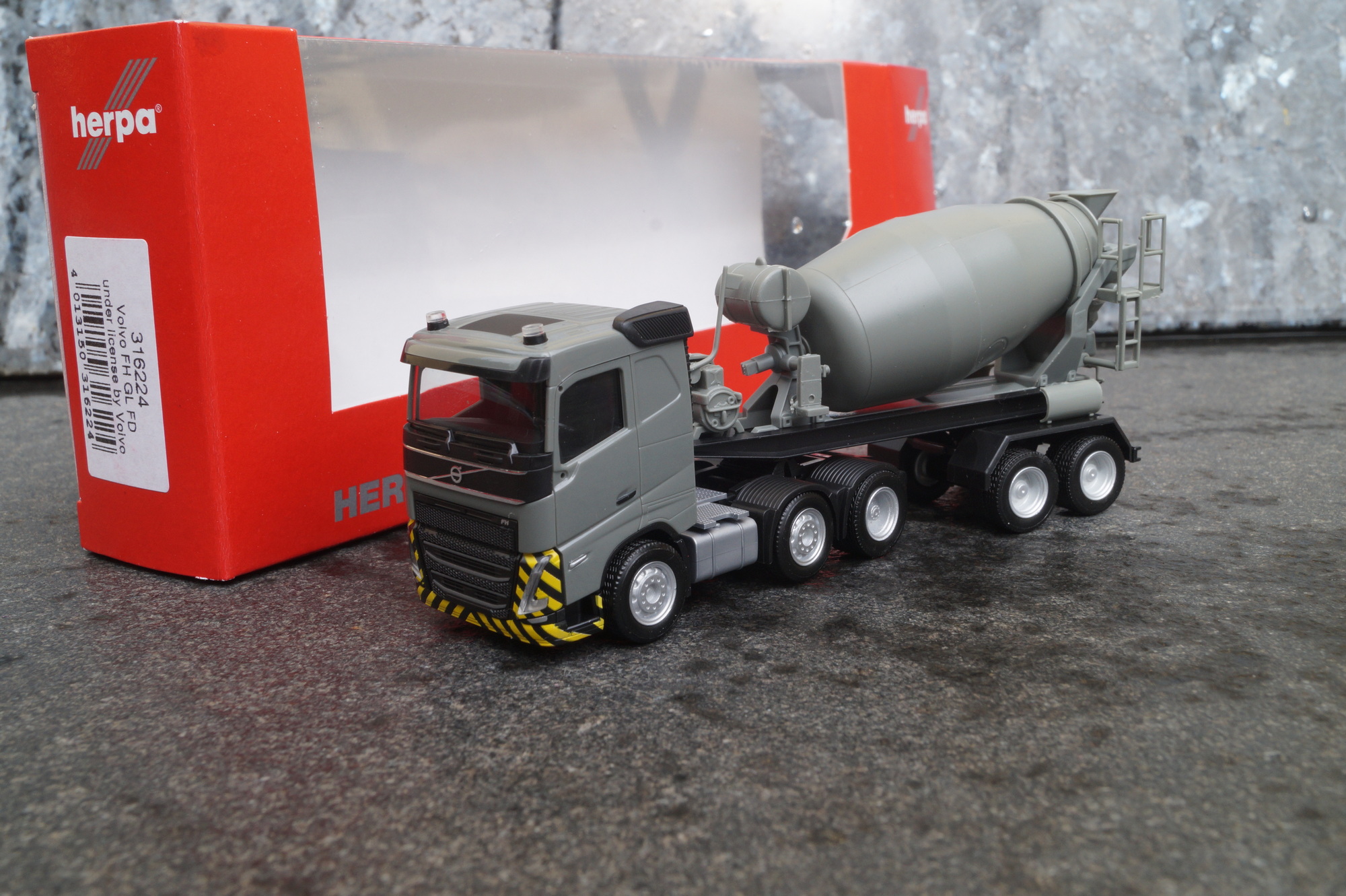 316224 - Herpa - Volvo FH Flachdach 2020 (6x2) Betonmischer-Sattelzug, grau/gelb