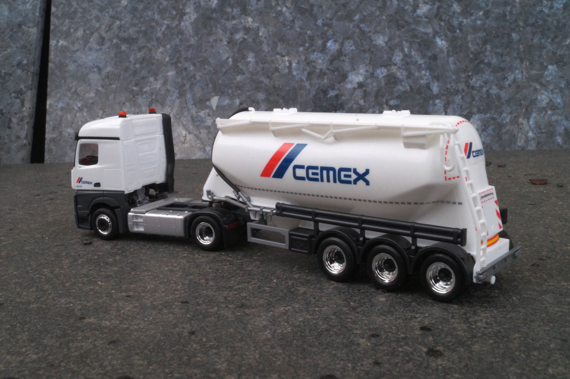 315975 - Herpa -Mercedes-Benz Actros Streamspace Eutersilo-Sattelzug „Cemex“