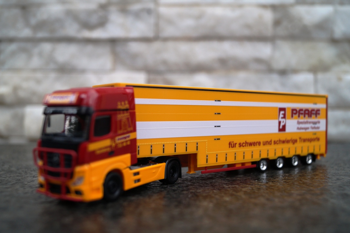 939737  - Herpa - Mercedes-Benz Actros `18 Giga Space Volumen-Sattelzug "Pfaff"