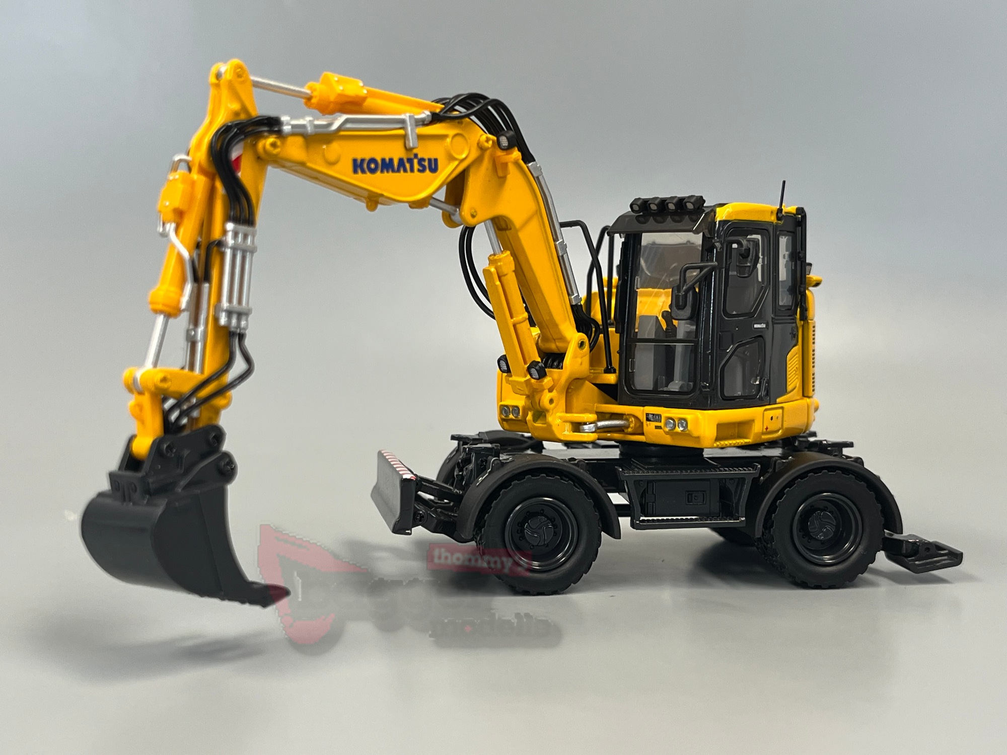 8190 -Universal Hobbies -Komatsu PW 138-MR11-2026 Mobilbagger