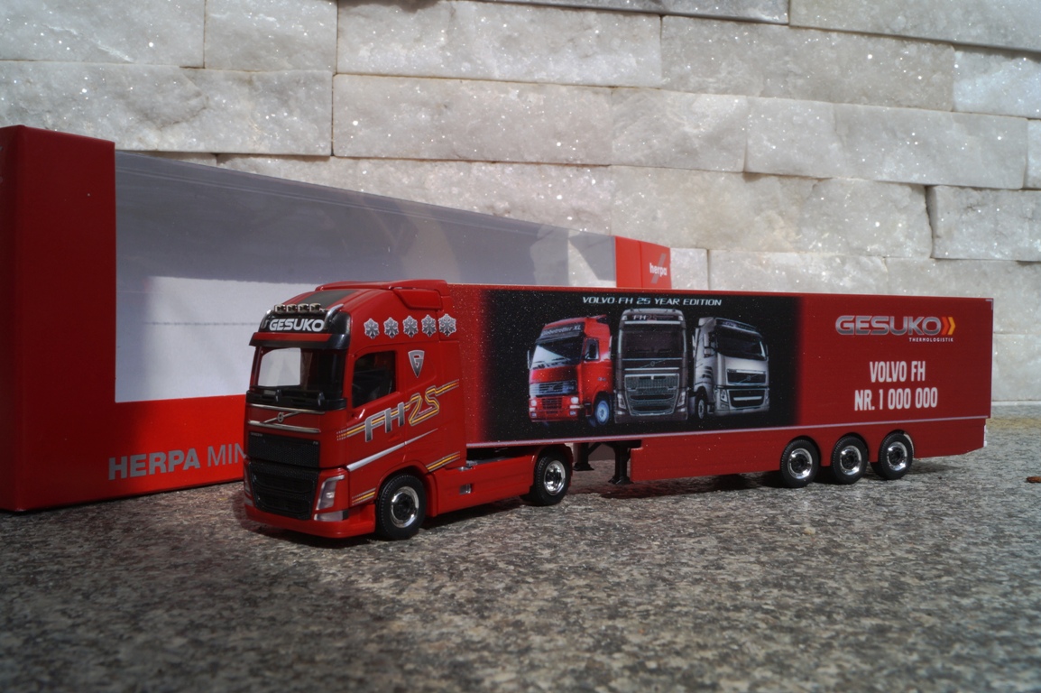 310024 - Herpa  - Volvo FH GL XL Kühlkoffer-Sattelzug "Gesuko / der 1.000.000ste Volvo"
