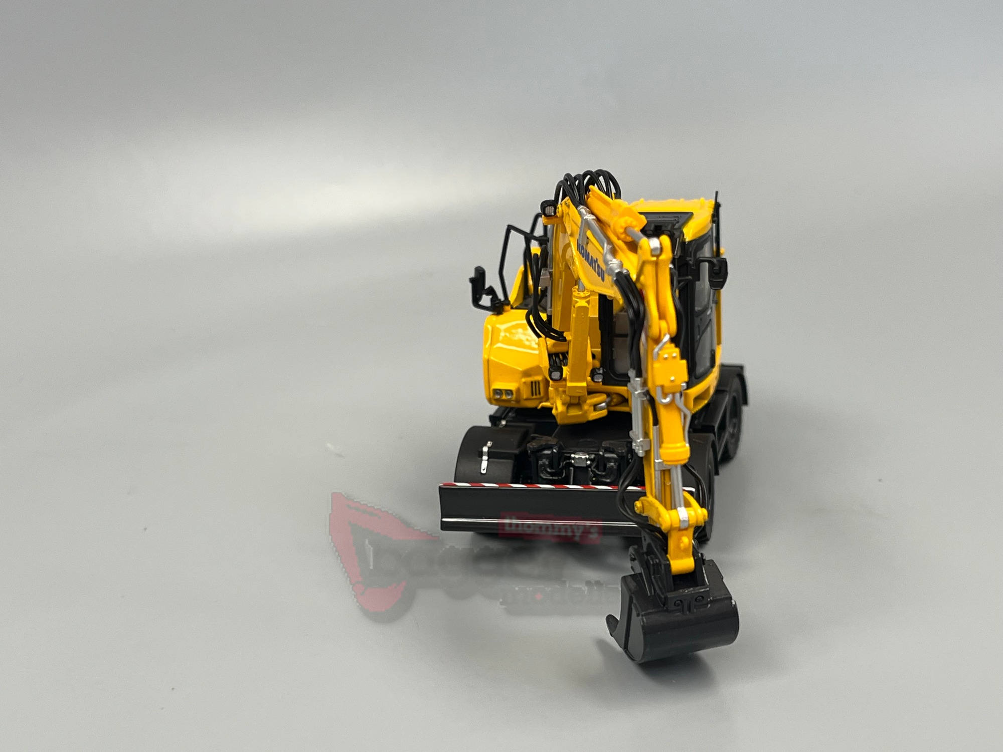 8190 -Universal Hobbies -Komatsu PW 138-MR11-2026 Mobilbagger