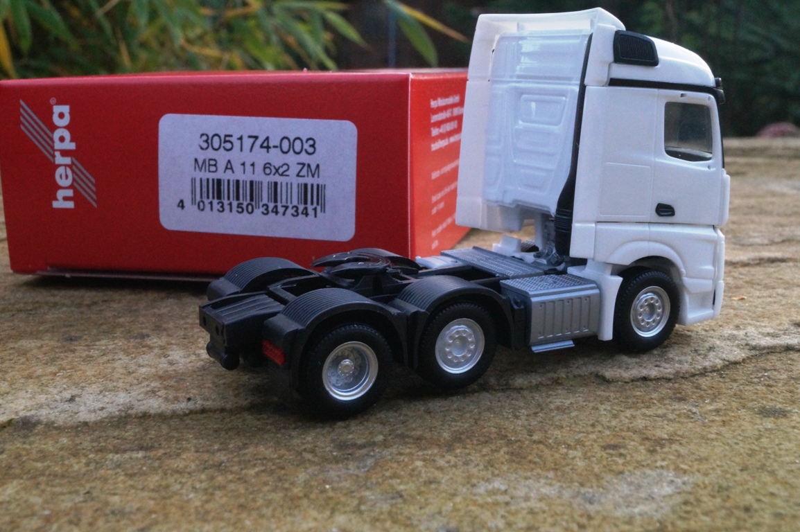 305174-3 - Herpa - Mercedes-Benz Actros Streamspace 6x2 Zugmaschine, weiß