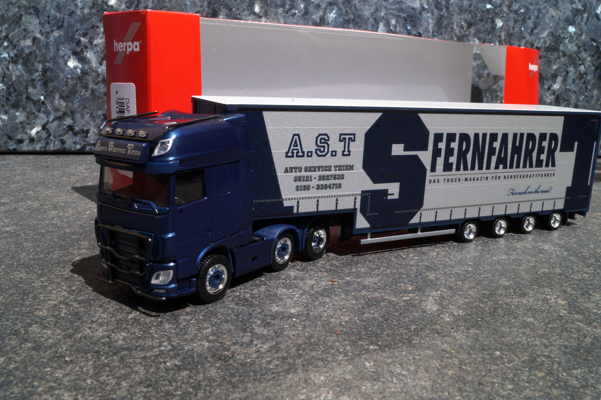 314381 - Herpa - DAF XF SSC Euro 6 Volumen-Sattelzug „A.S.T./ Fernfahrer“