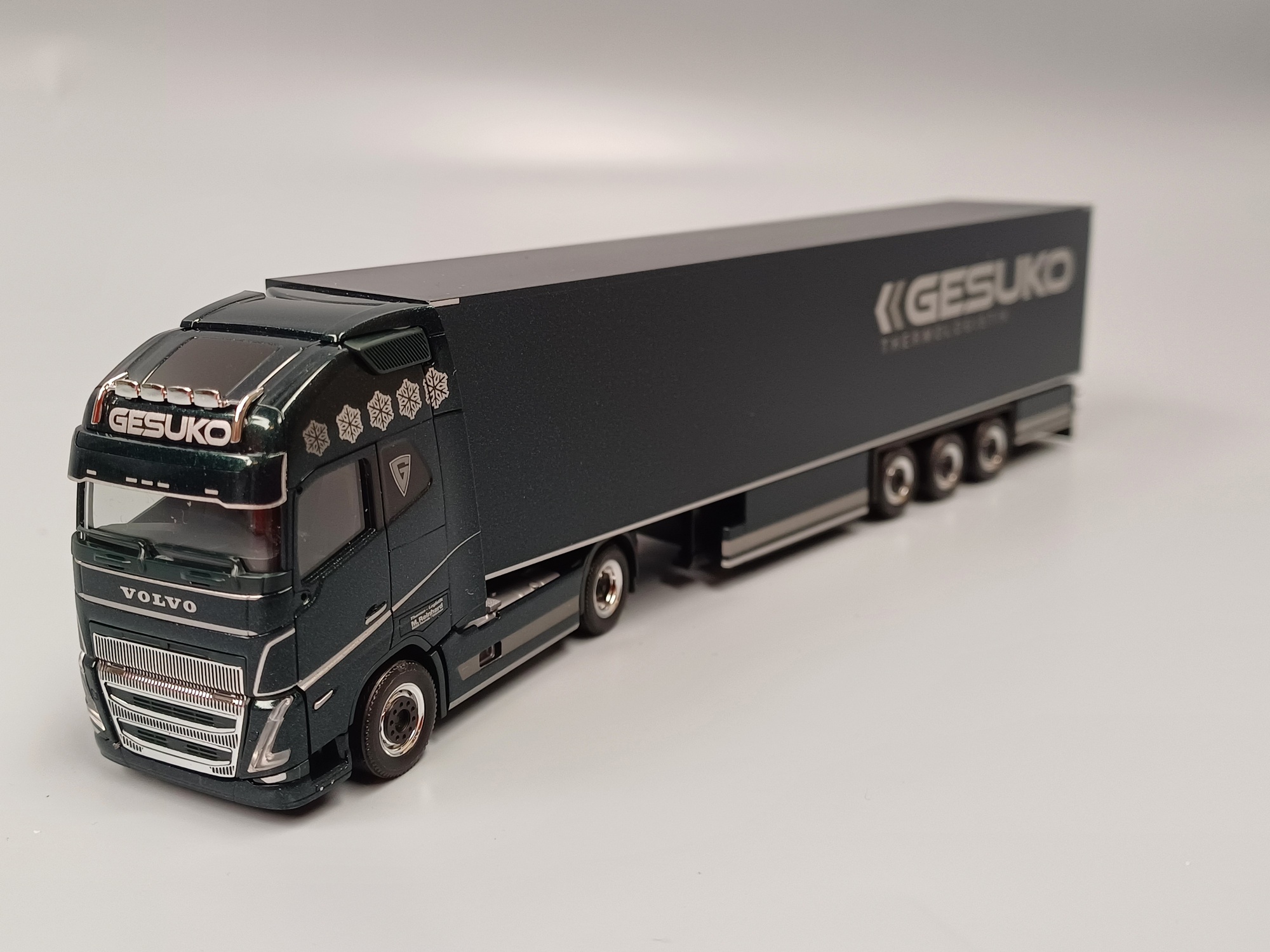 318280 - Herpa - Volvo FH 16 GL XL 2020 Kühlkoffer-Sattelzug "GESUKO