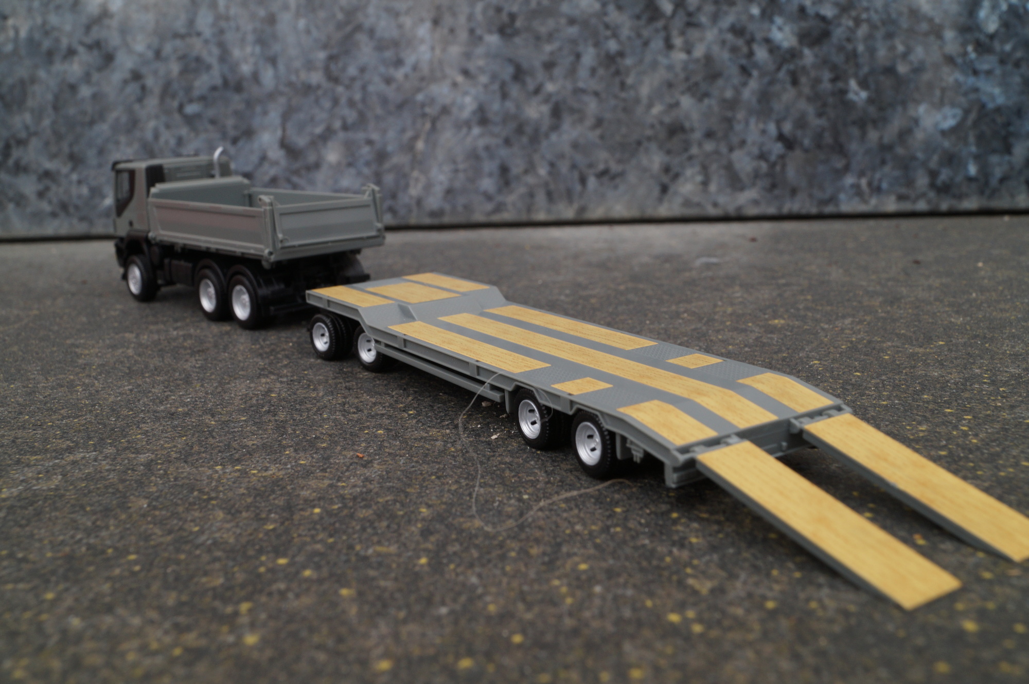 317184 - Herpa - Iveco Trakker 6x6 Kipper-LKW mit TU4-Anhänge Tieflader, grau/gelb