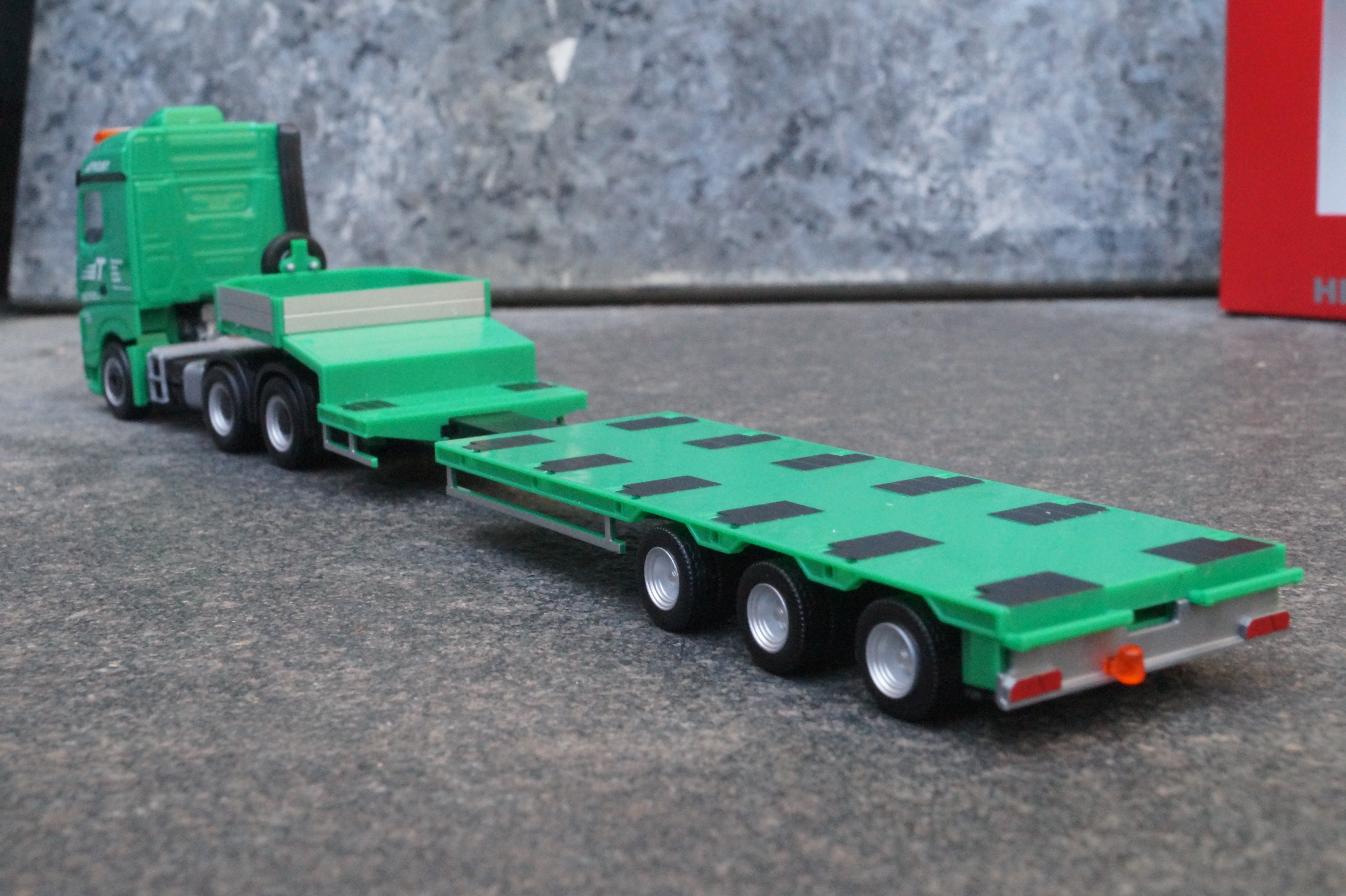 317627 - Herpa - Mercedes-Benz Arocs Streamspace Semitieflade-Sattelzug "Trost" AT